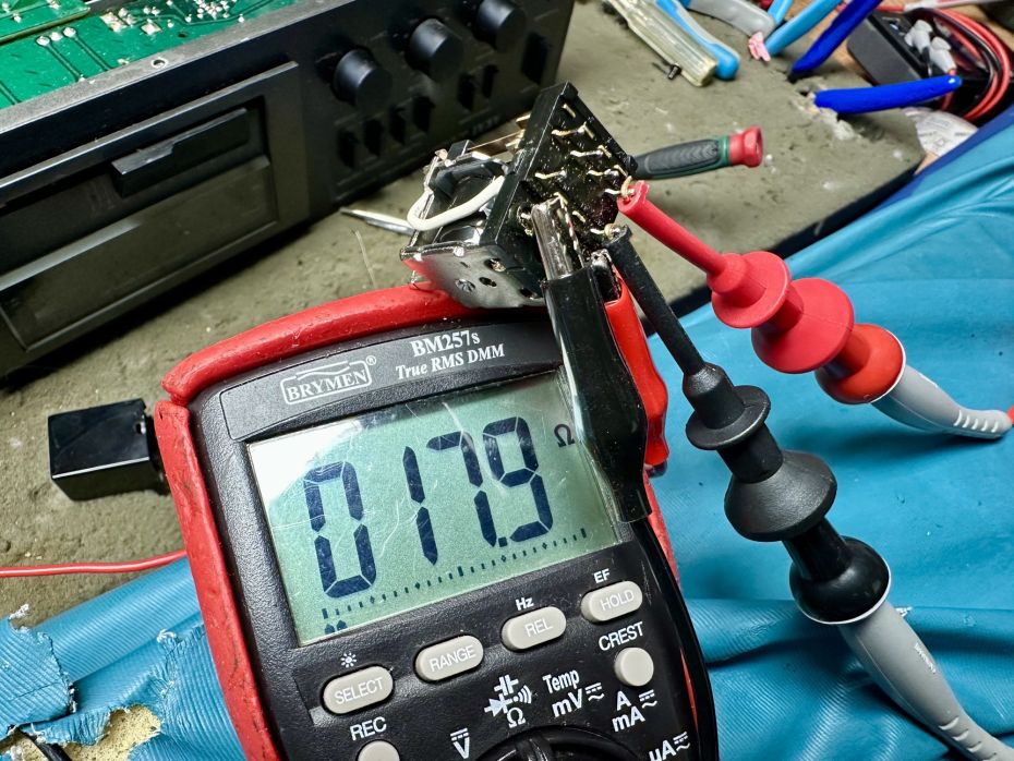 Luidspreker relais van Akai AM-U03. MS4U 24V