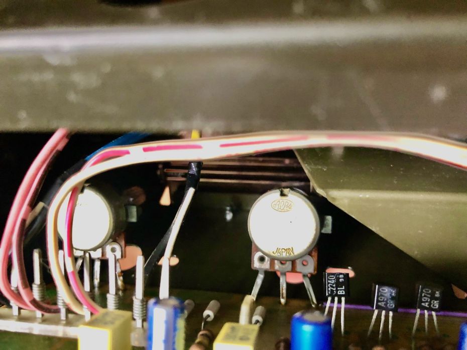 Condensatoren en potmeters moeten vervangen / schoongemaakt worden