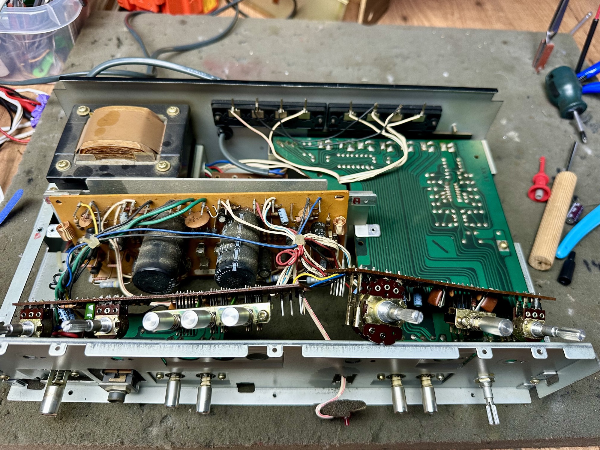 Bovenaanzicht AM-2200 met schakelaars en potmeters losgehaald