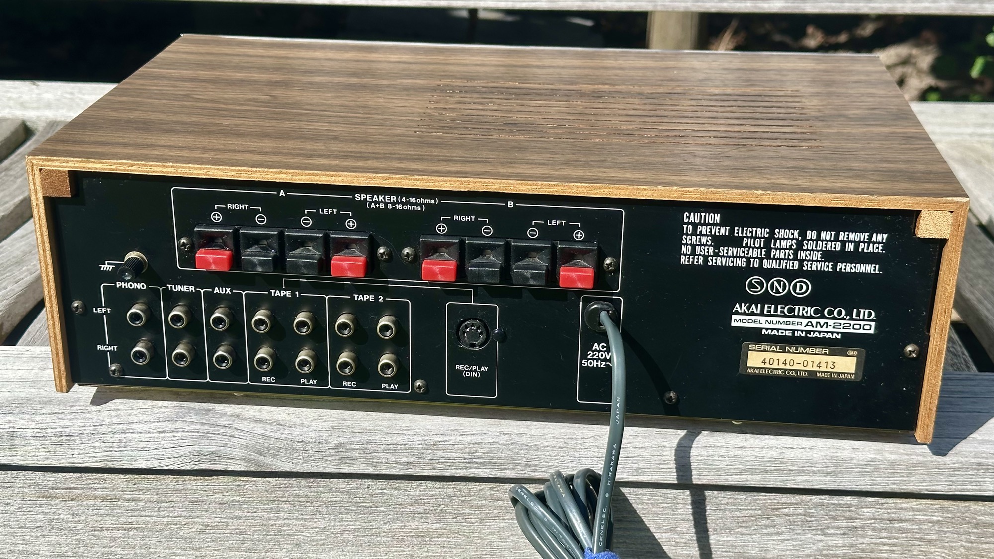 Achterkant van Akai AM-2200 versterker