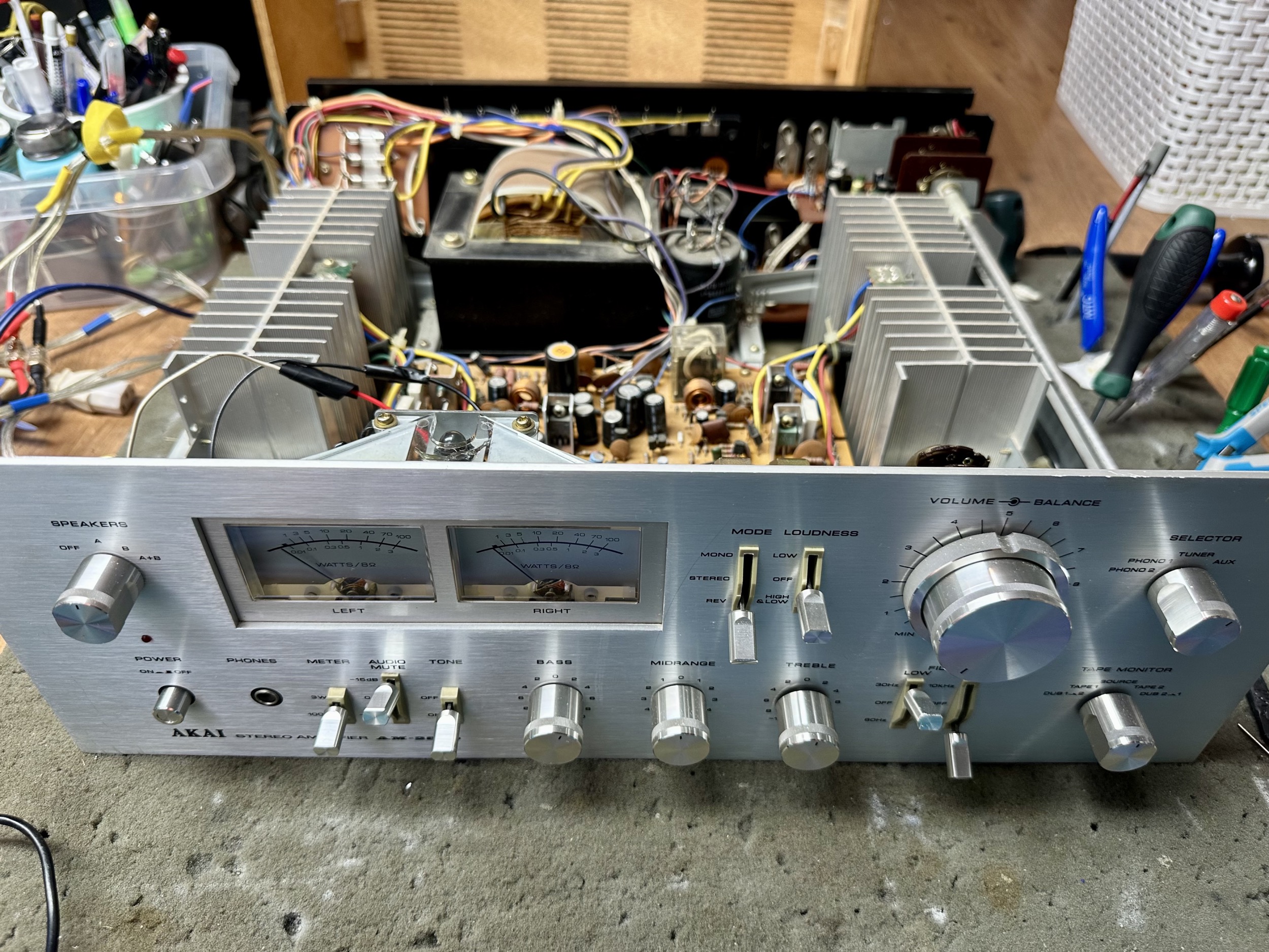 Akai AM 2800 open voor onderhoud