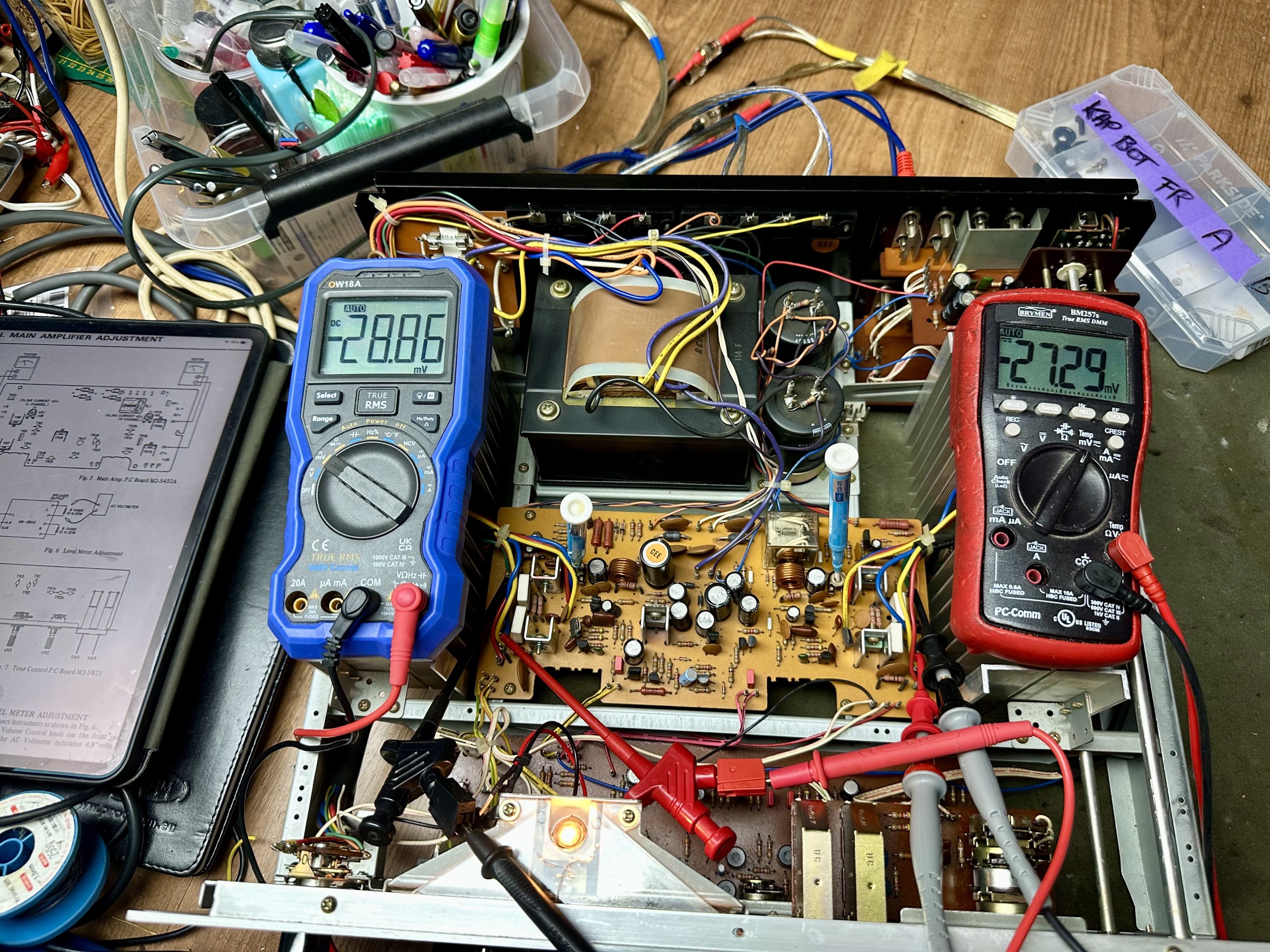 Bias afregelen van Akai AM-2800 op 30mV