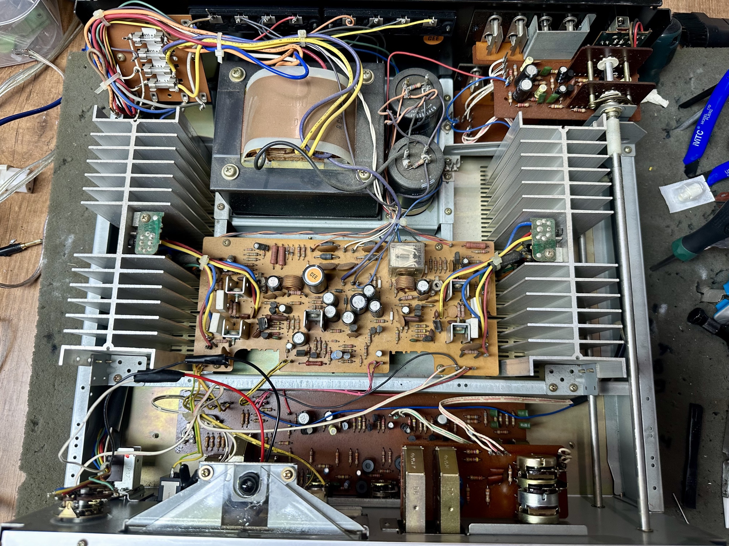 Akai AM 2800 open voor onderhoud