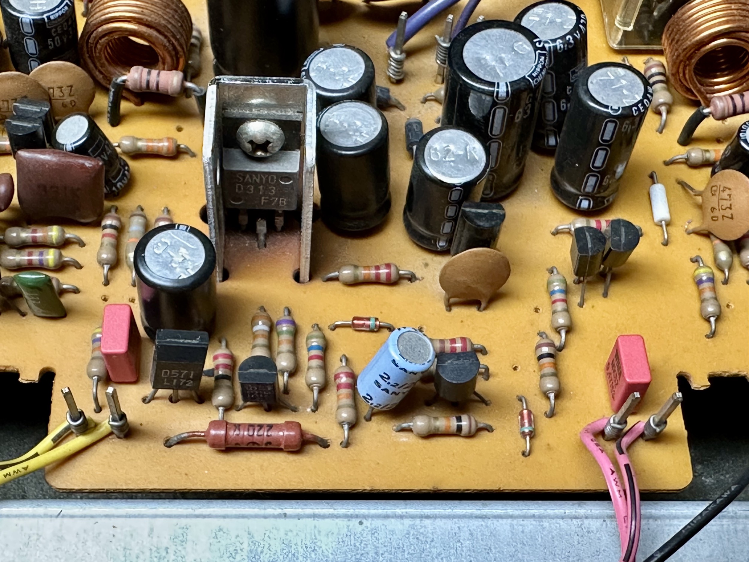 Nieuwe WIMA koppelcondensatoren op eindversterker AM-2800