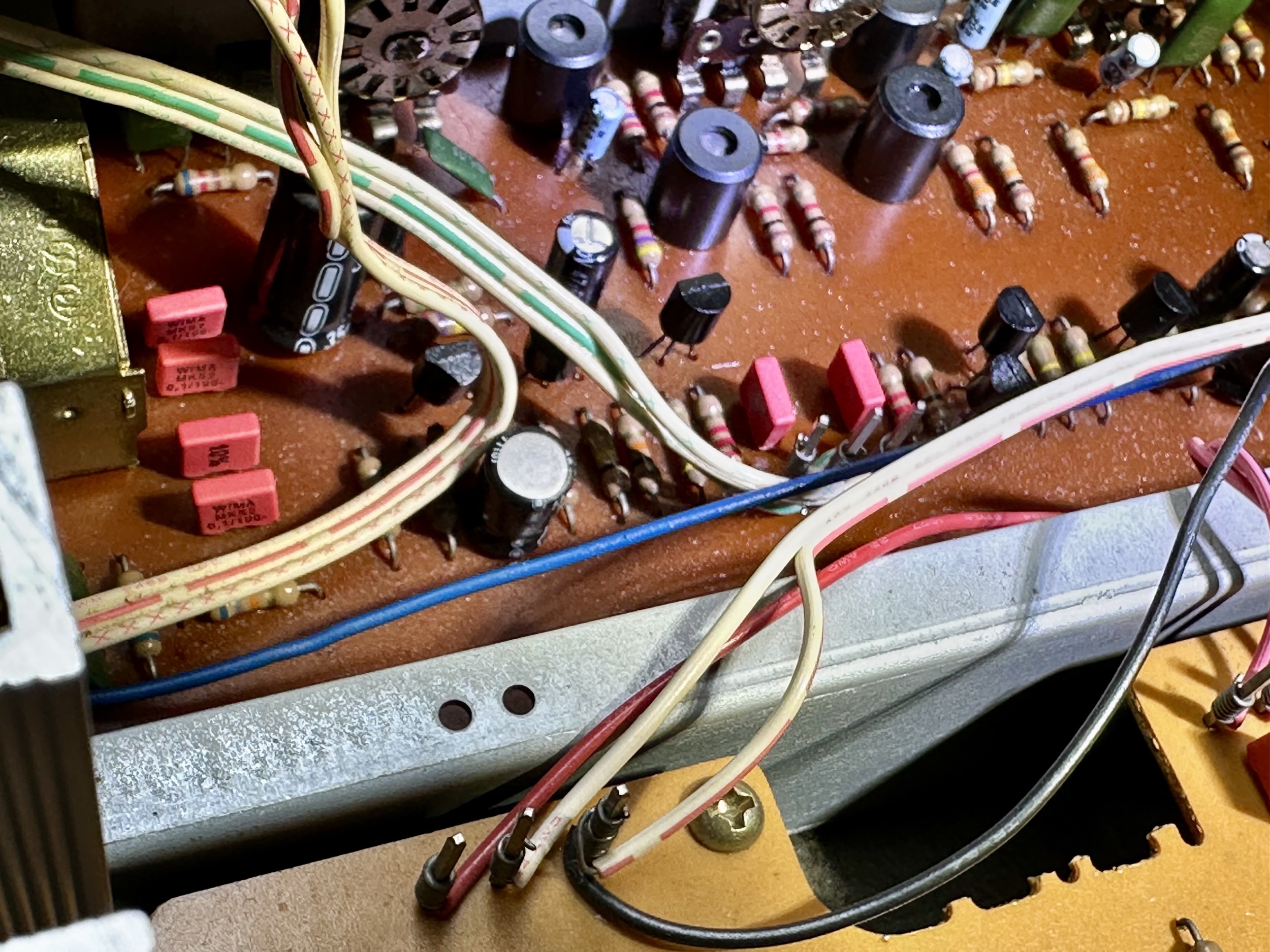 Nieuwe WIMA koppelcondensatoren op voorversterker AM-2800