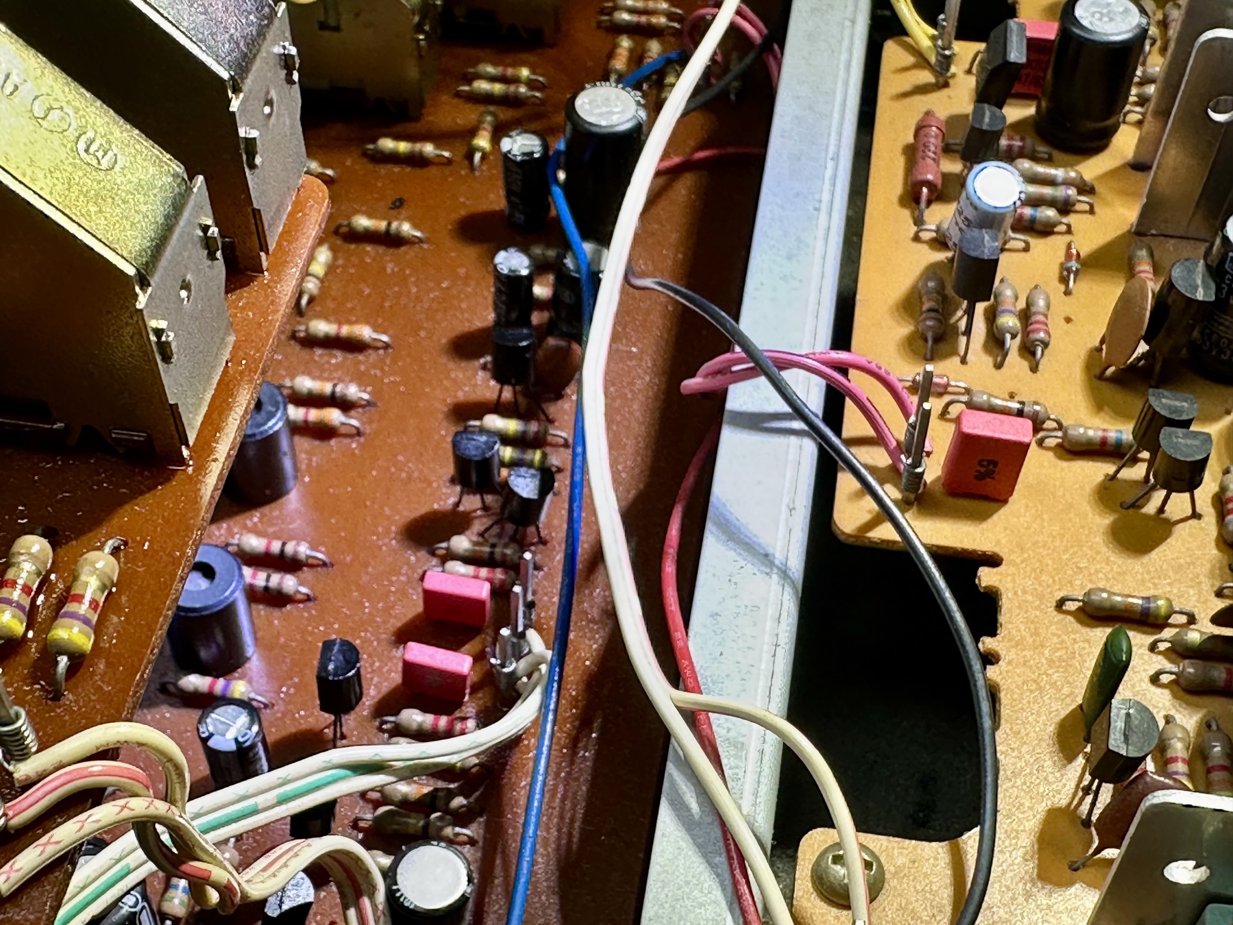 Nieuwe WIMA koppelcondensatoren op voorversterker AM-2800