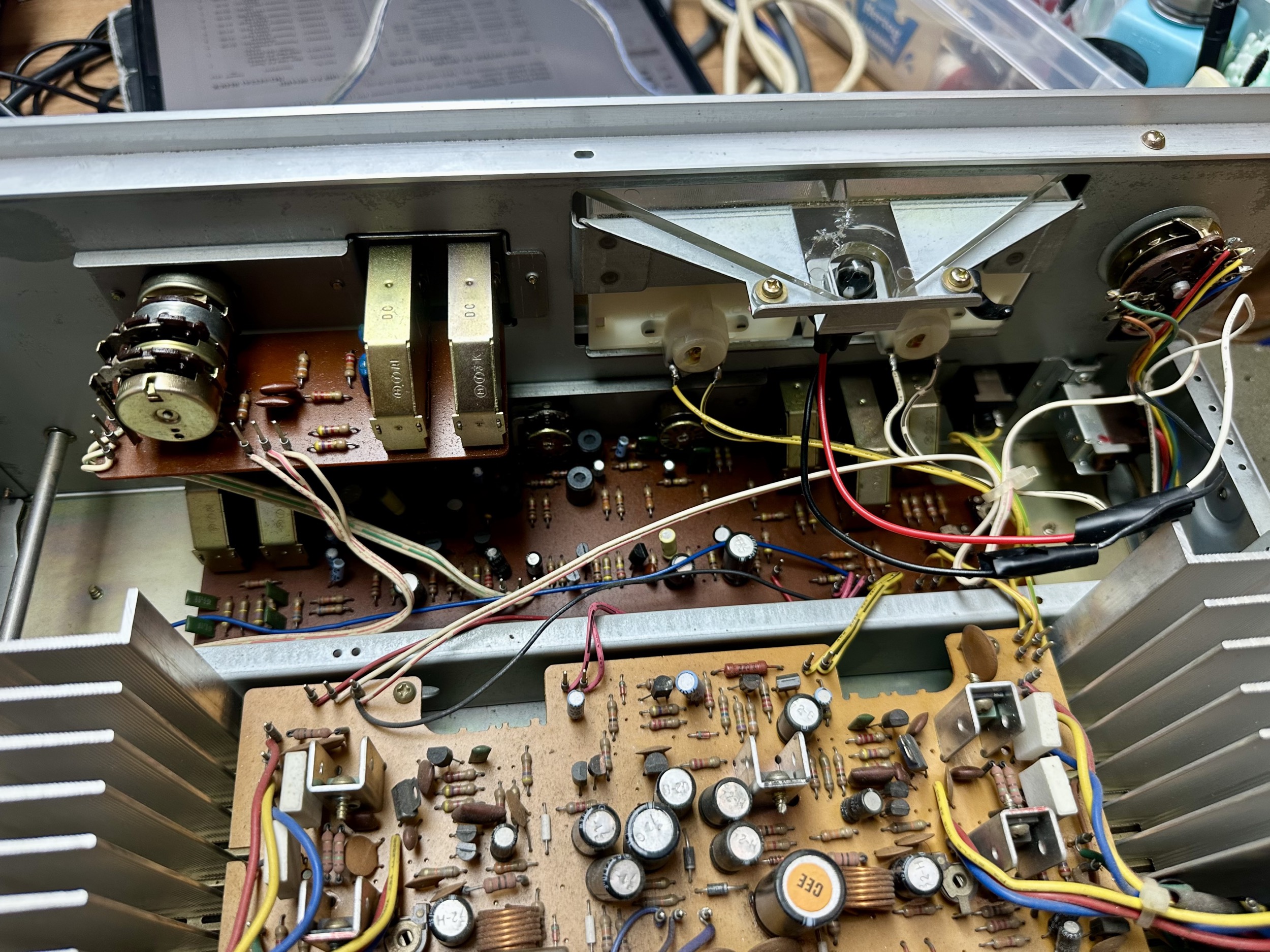Binnenkant Akai AM-2800