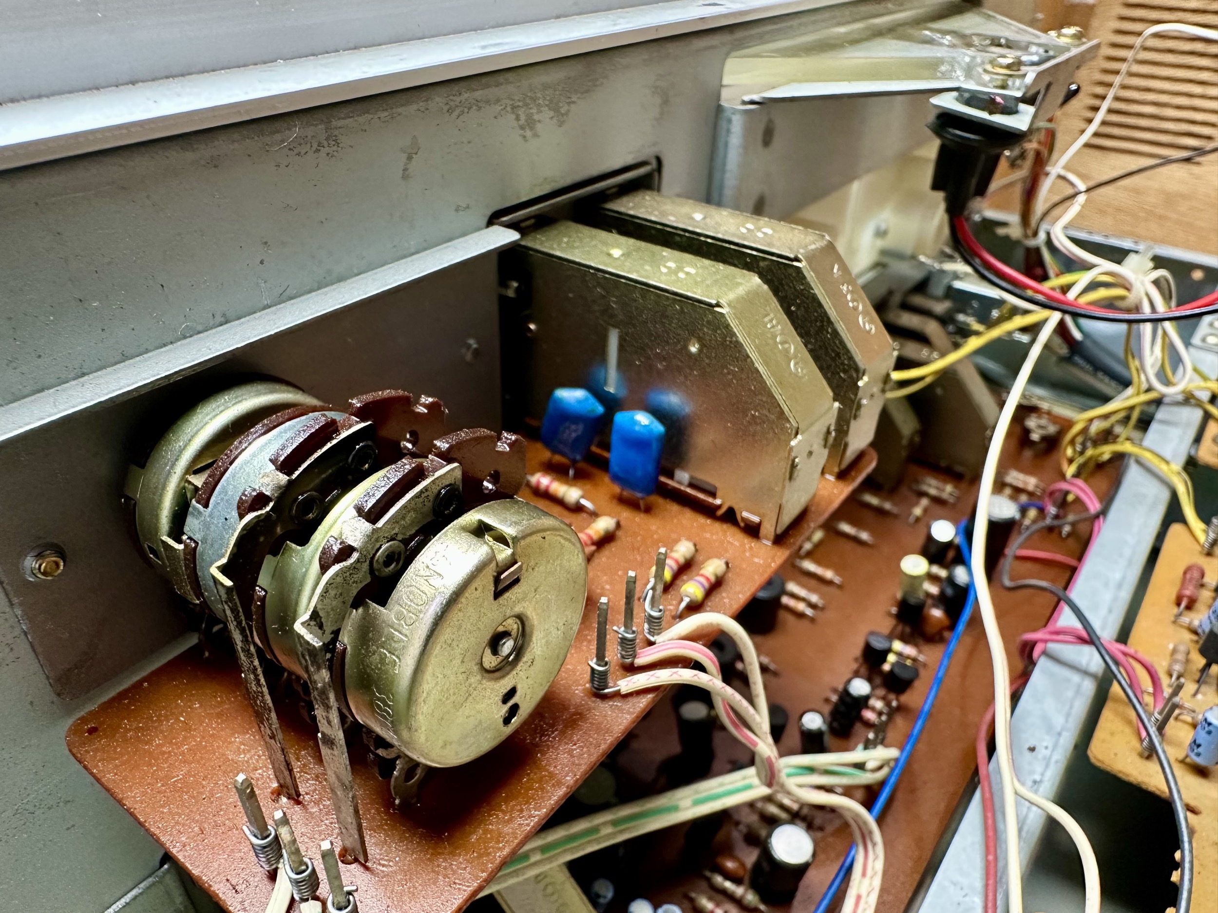 Volume en balans potmeter van de Akai AM-2800