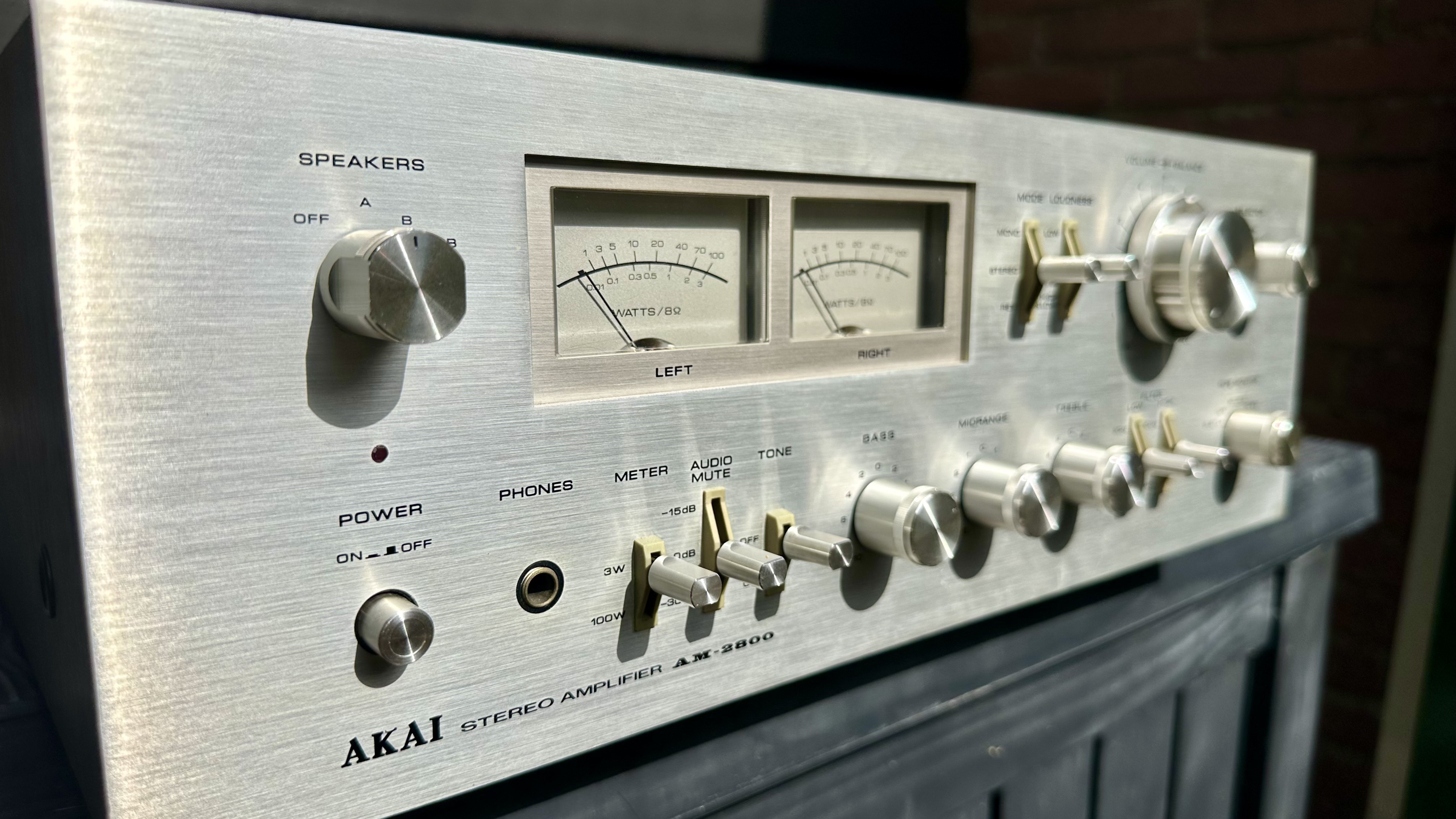 Akai AM-2800 gerepareerd en gepoetst. In nieuwstaat