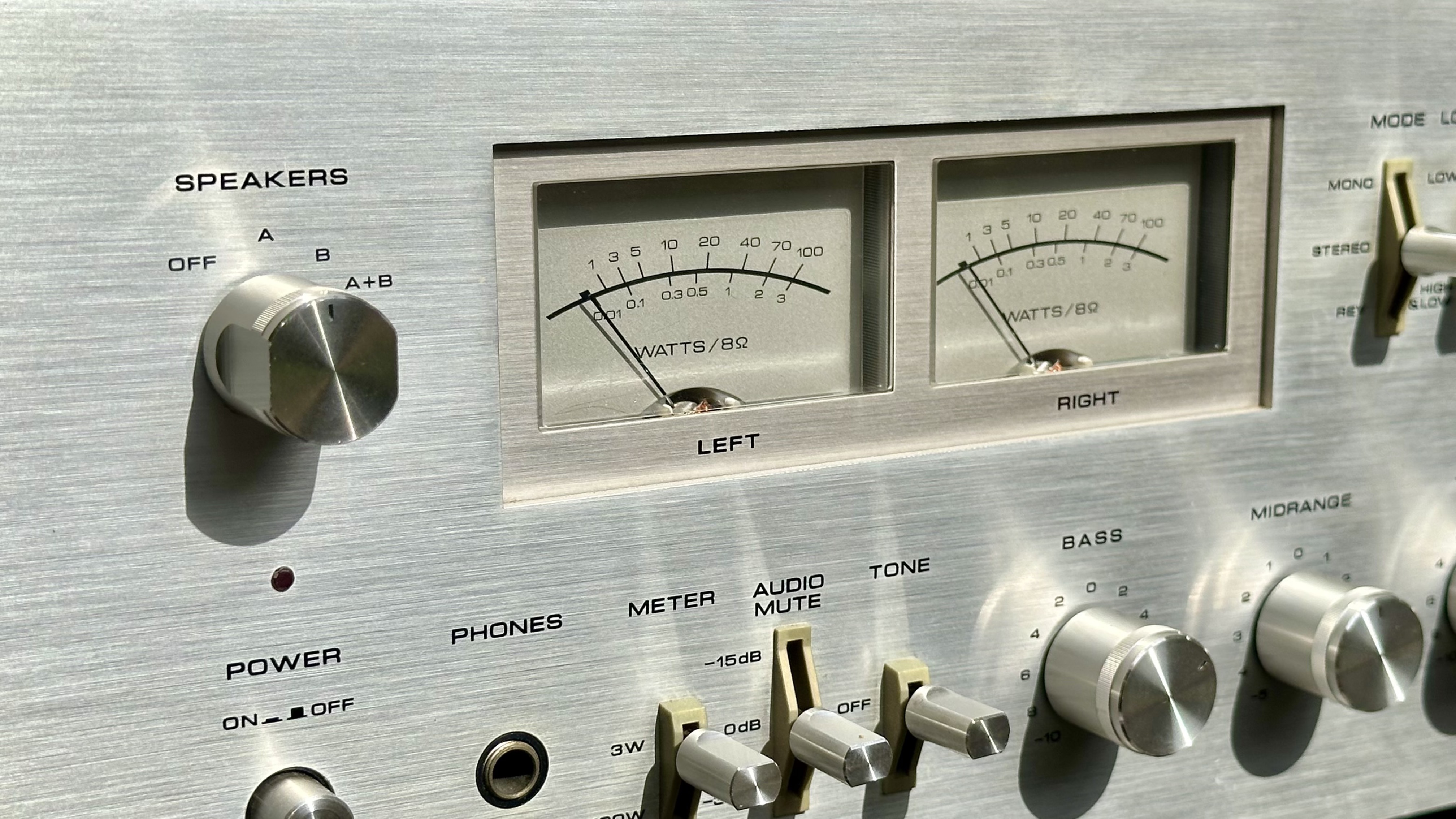 Akai AM-2800 gerepareerd en gepoetst. In nieuwstaat