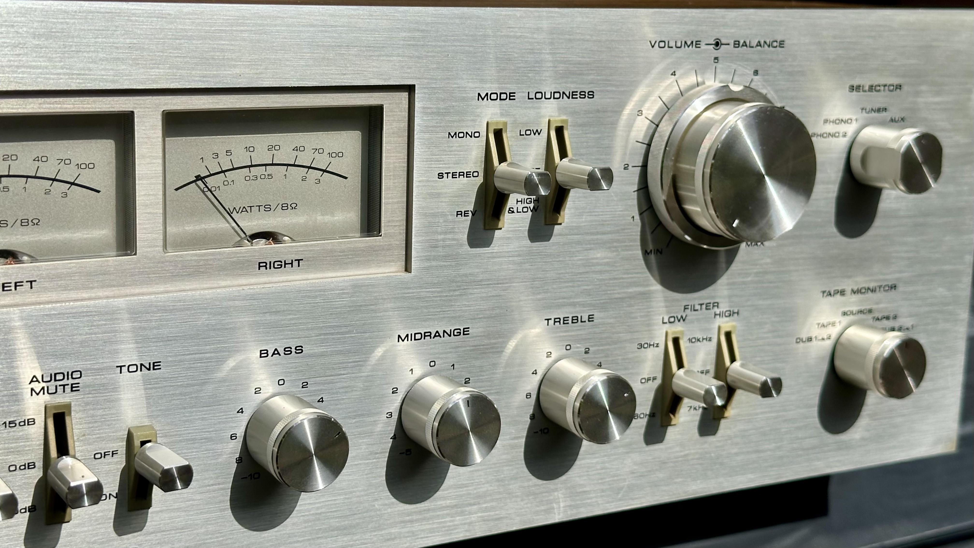 Akai AM-2800 gerepareerd en gepoetst. In nieuwstaat