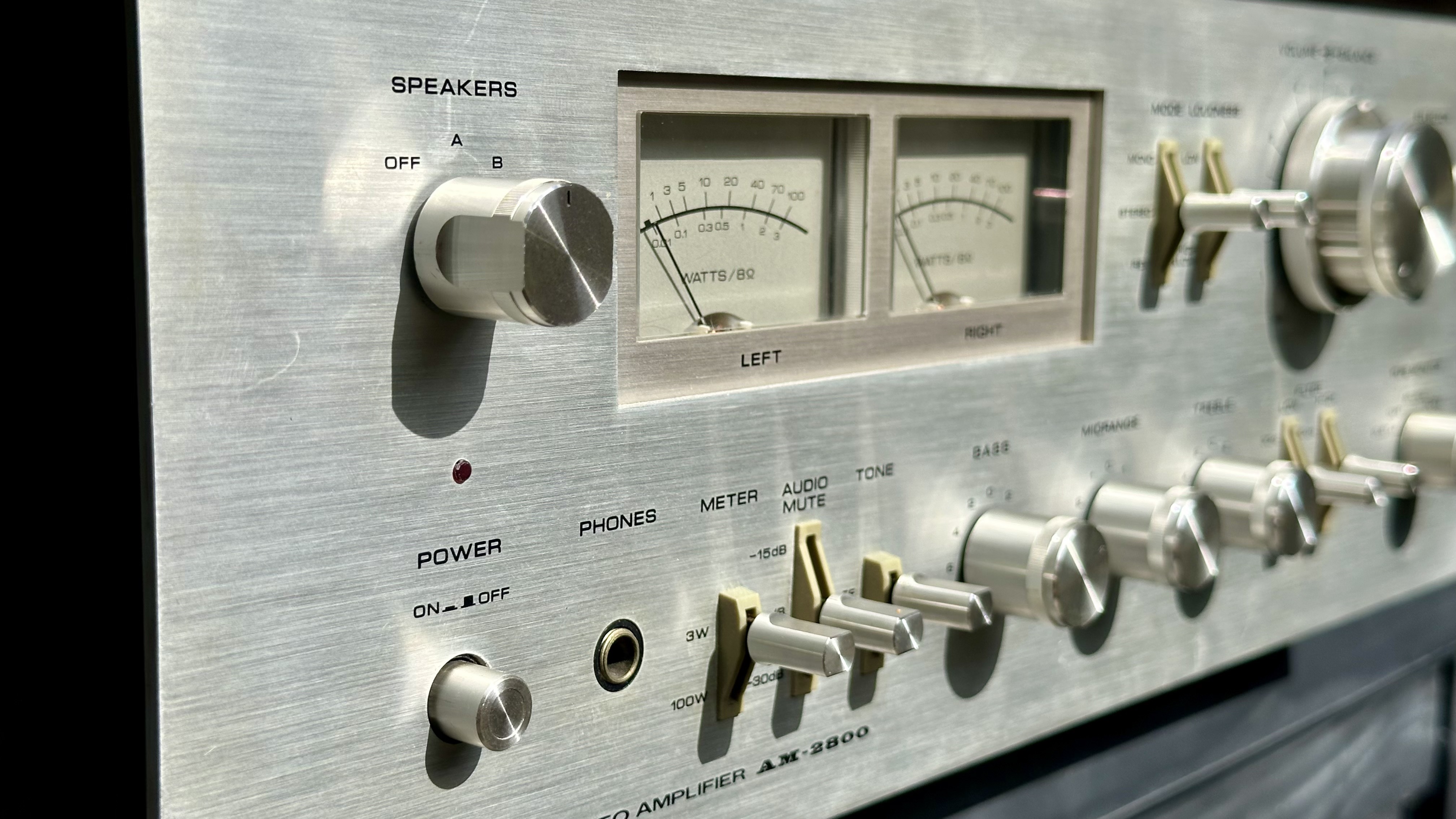 Akai AM-2800 gerepareerd en gepoetst. In nieuwstaat