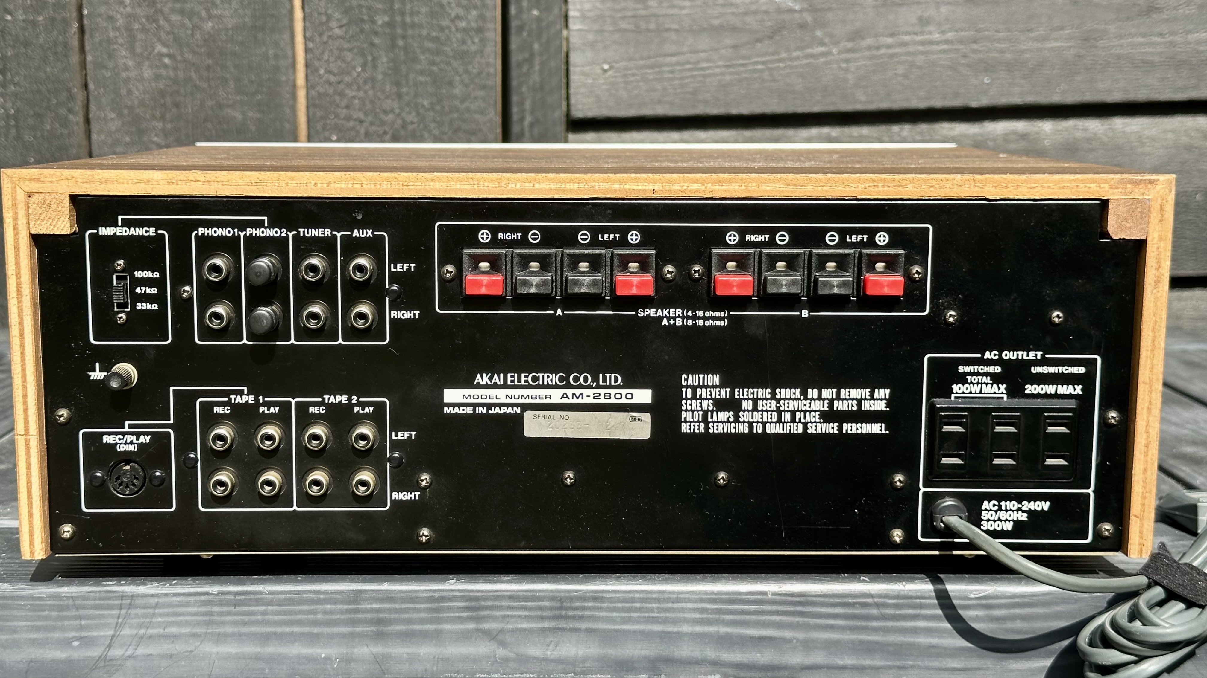 Akai AM-2800 gerepareerd en gepoetst. In nieuwstaat
