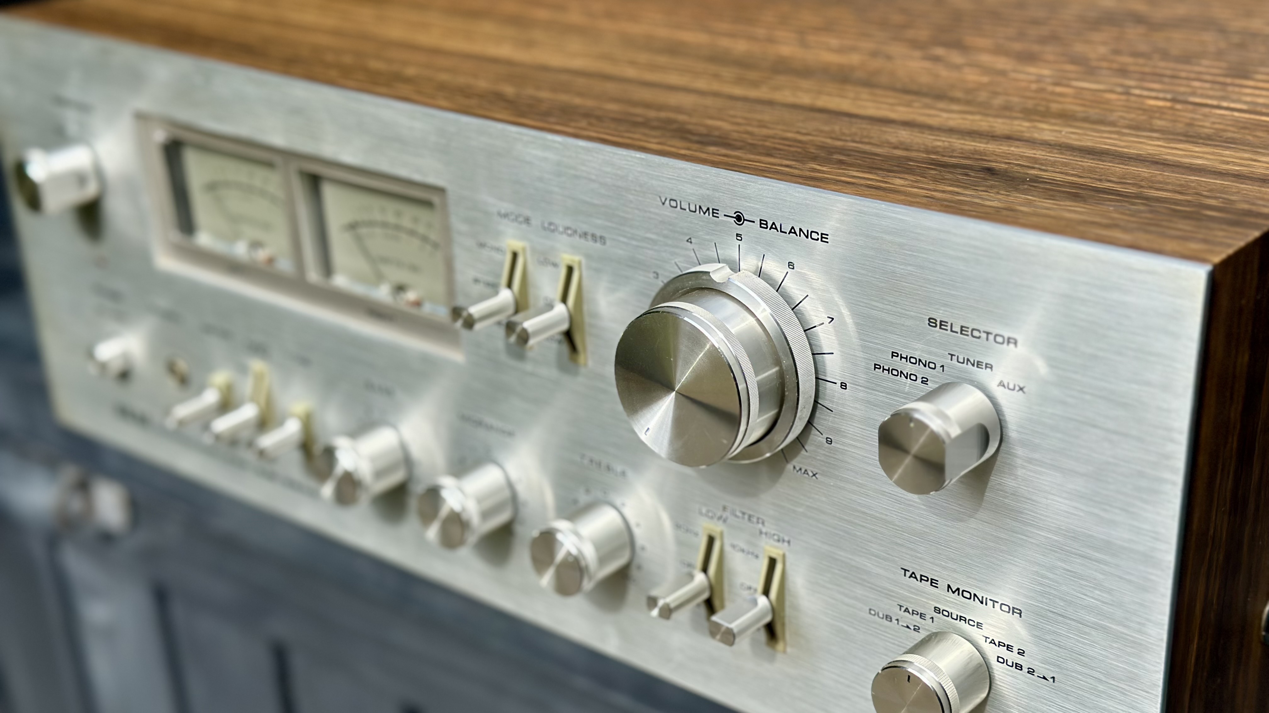 Akai AM-2800 gerepareerd en gepoetst. In nieuwstaat