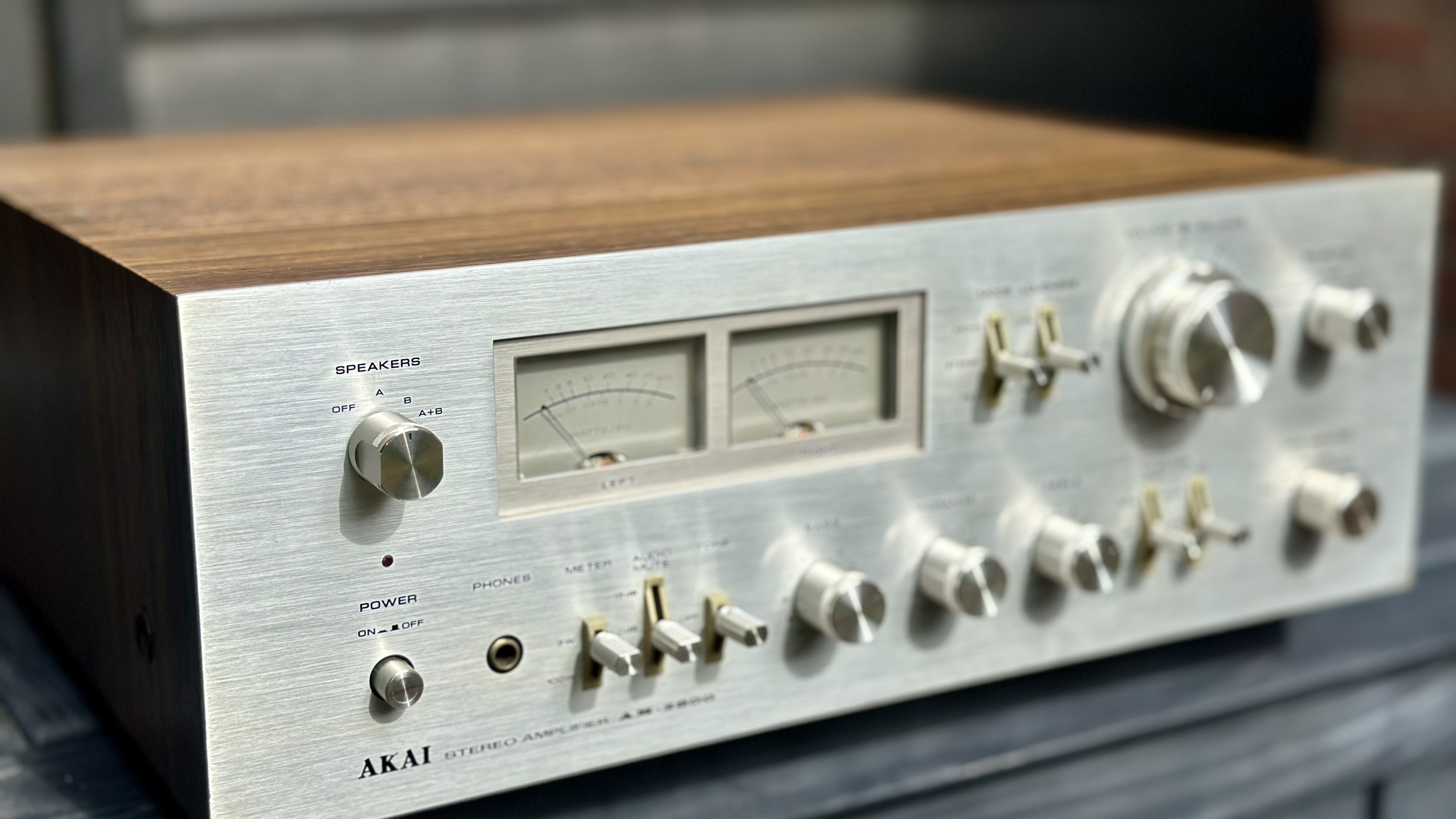 Akai AM-2800 gerepareerd en gepoetst. In nieuwstaat