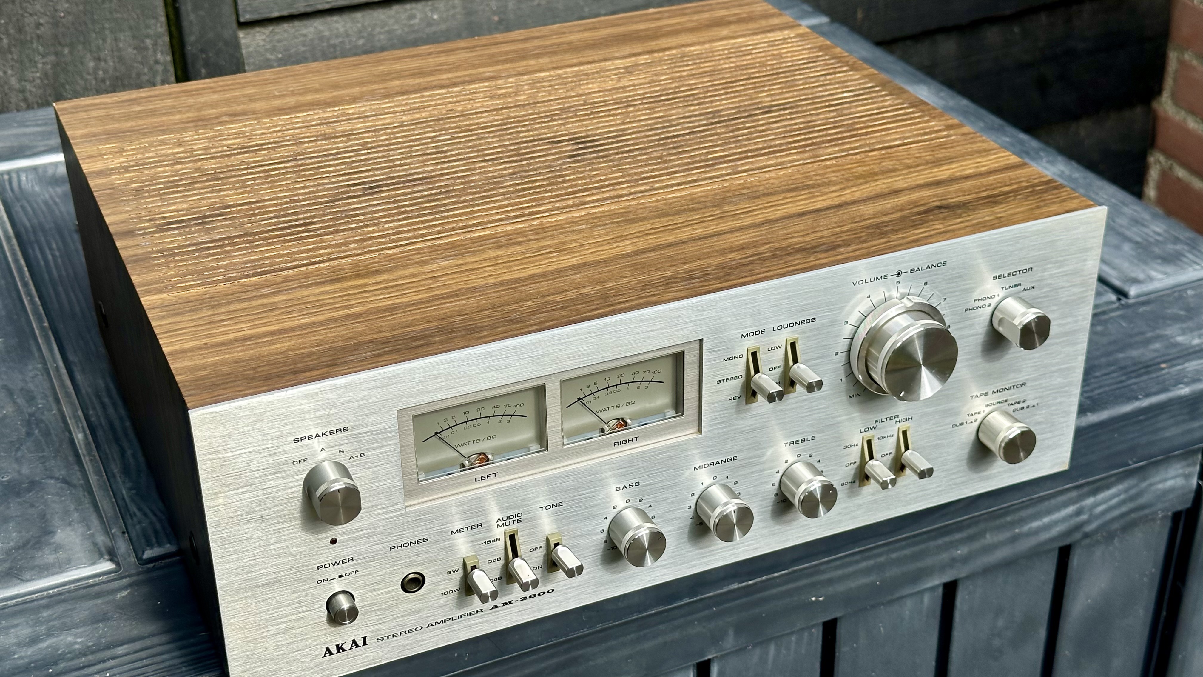 Akai AM-2800 gerepareerd en gepoetst. In nieuwstaat