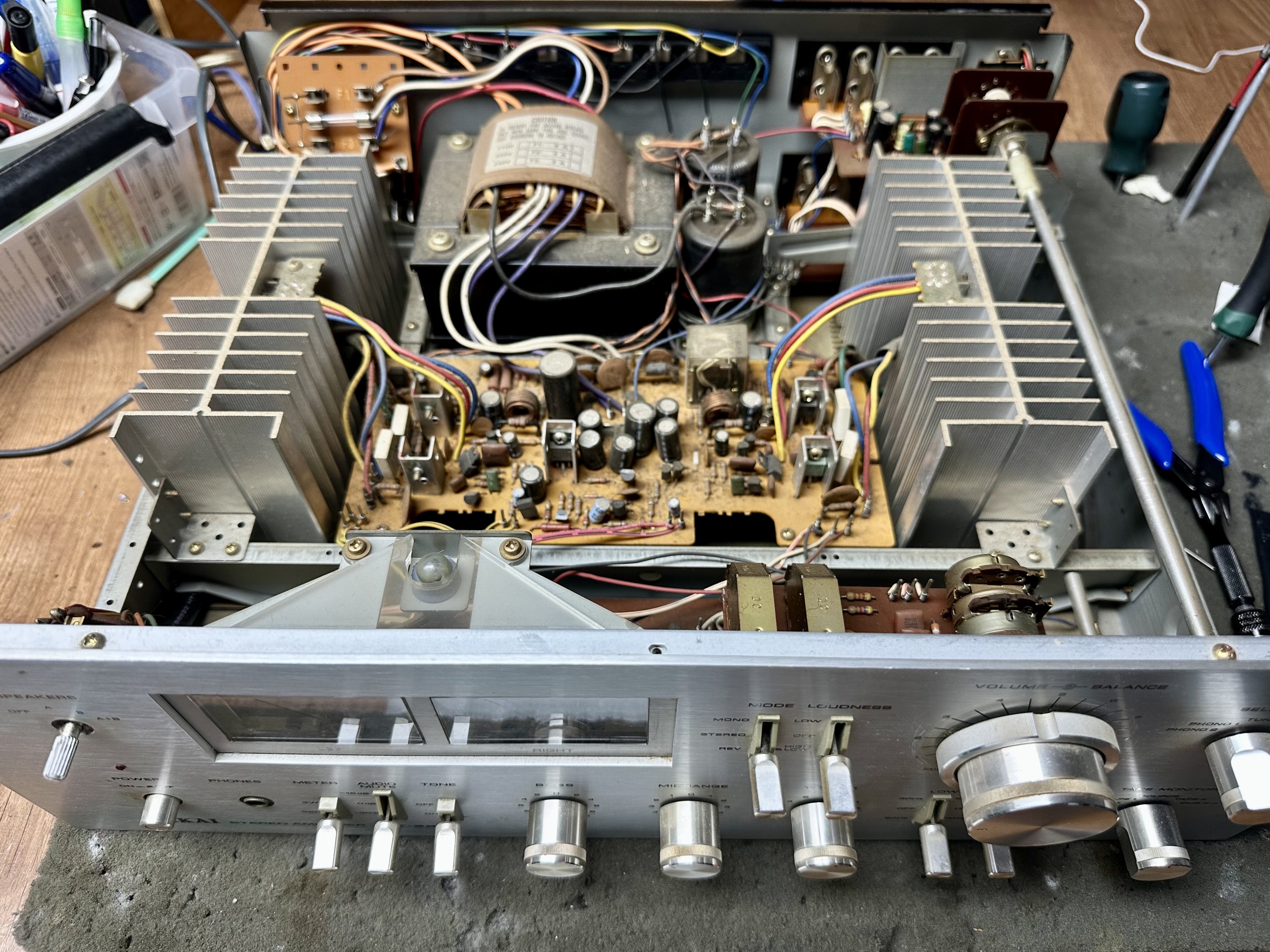 Akai AM-2800 open ter reparatie