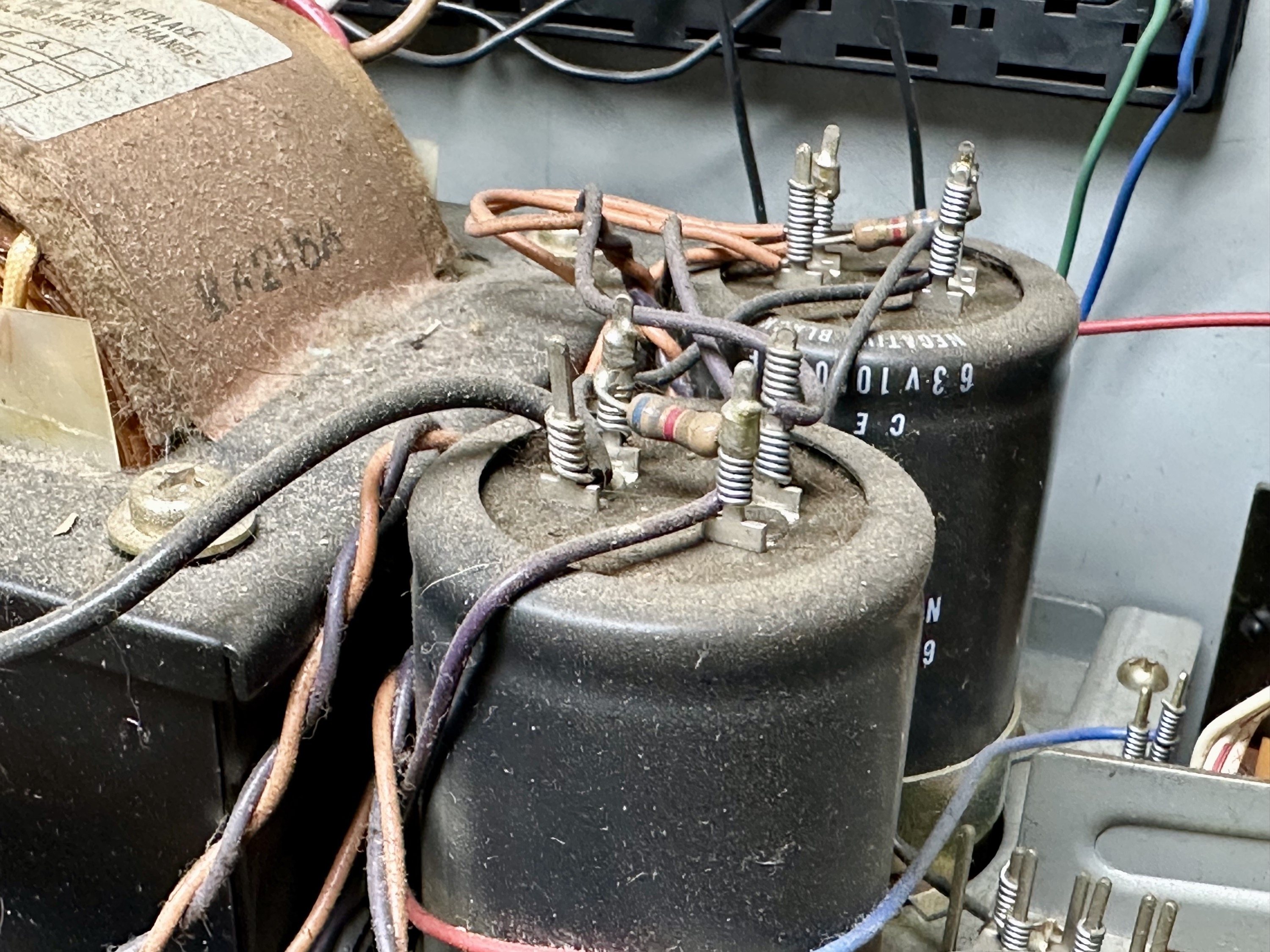 12.000uF condensatoren van Akai versterker