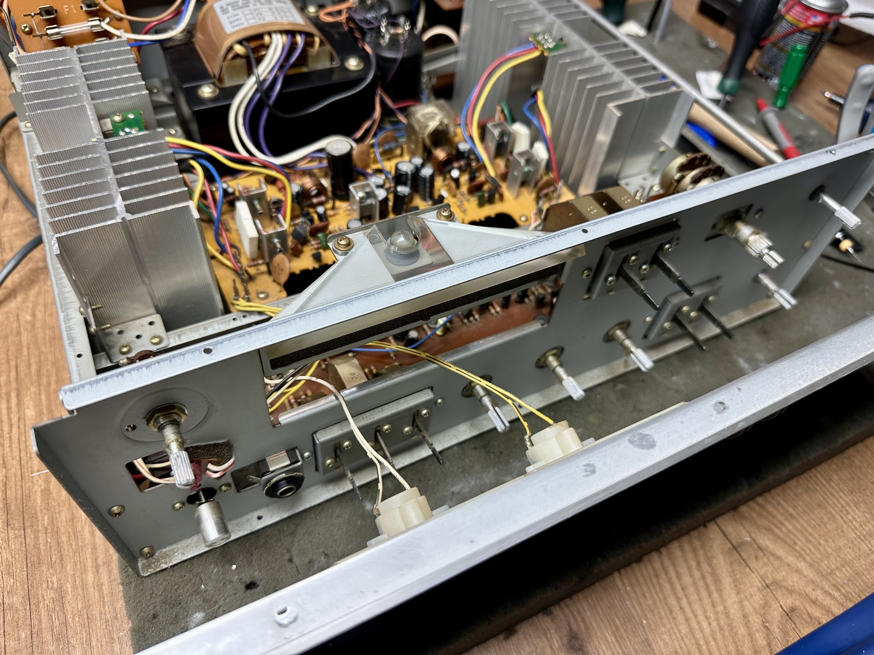 Frontpaneel van Akai AM-2800 losgemaakt voor onderhoud