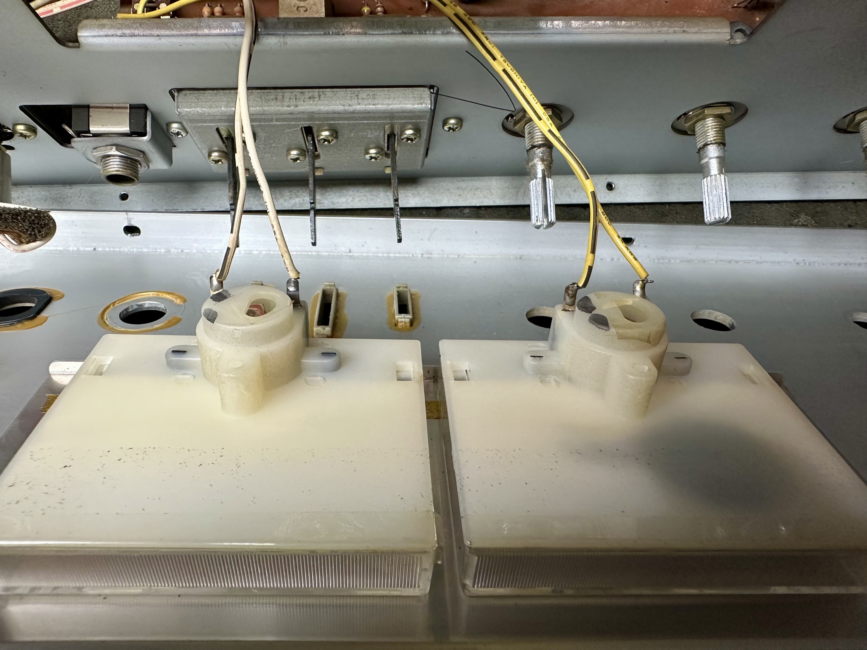 Achterzijde van de VU meters van akai am2800