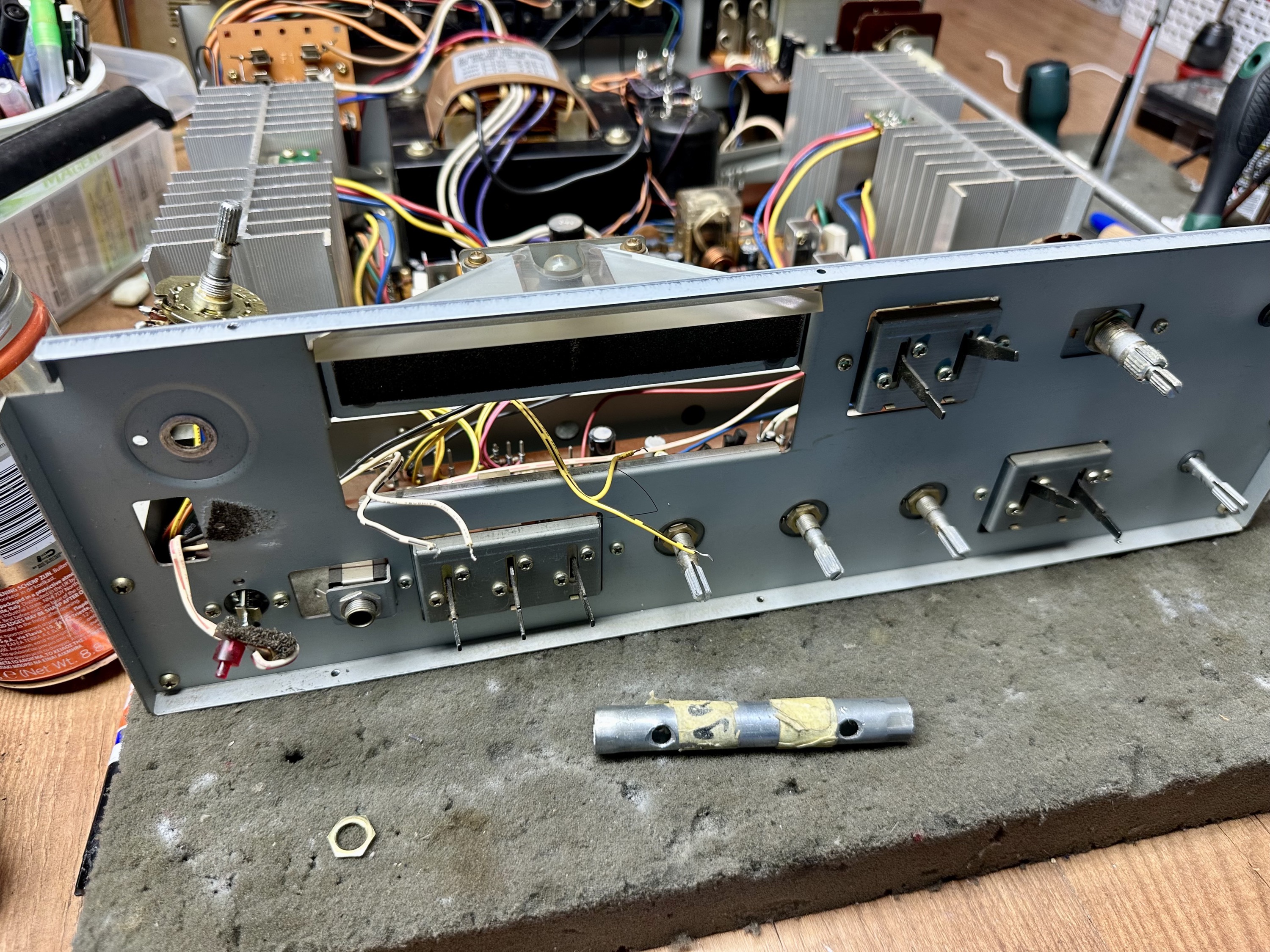 Frontpaneel van Akai AM-2800 losgemaakt ter reiniging