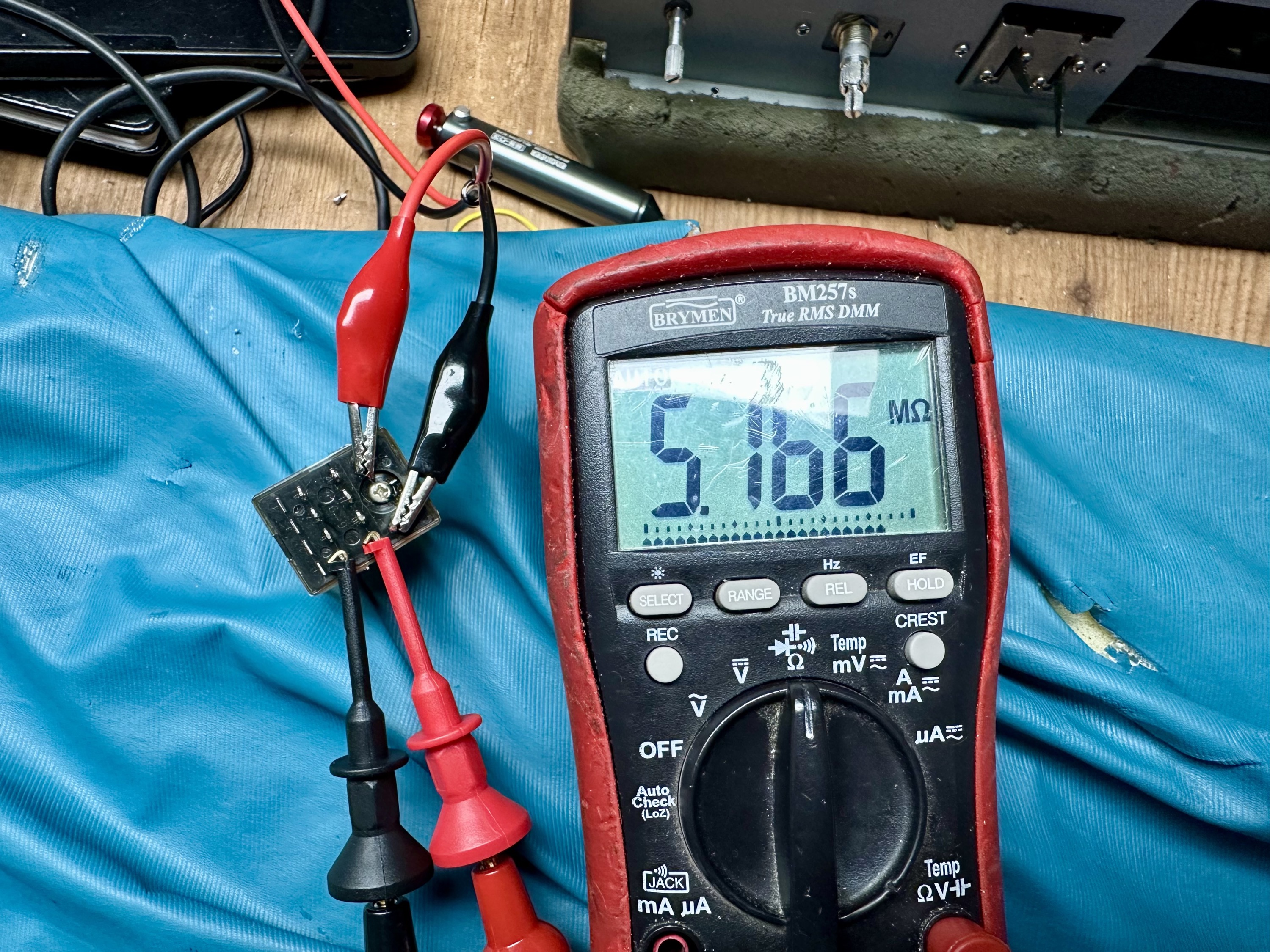 Relais van een AKAI AM-2800