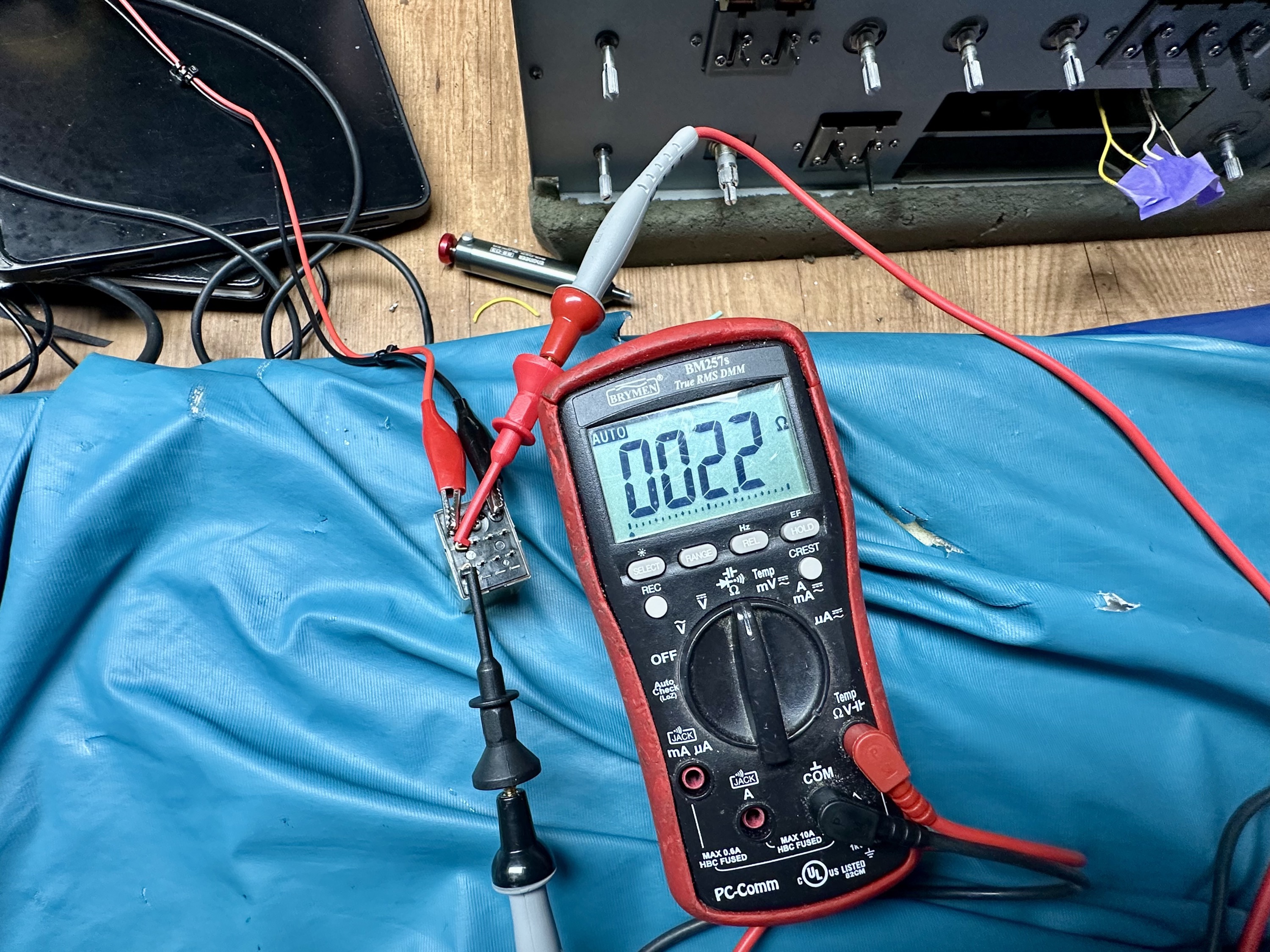Relais van Akai AM-2800 gereinigd en nu lage overgangsweerstand