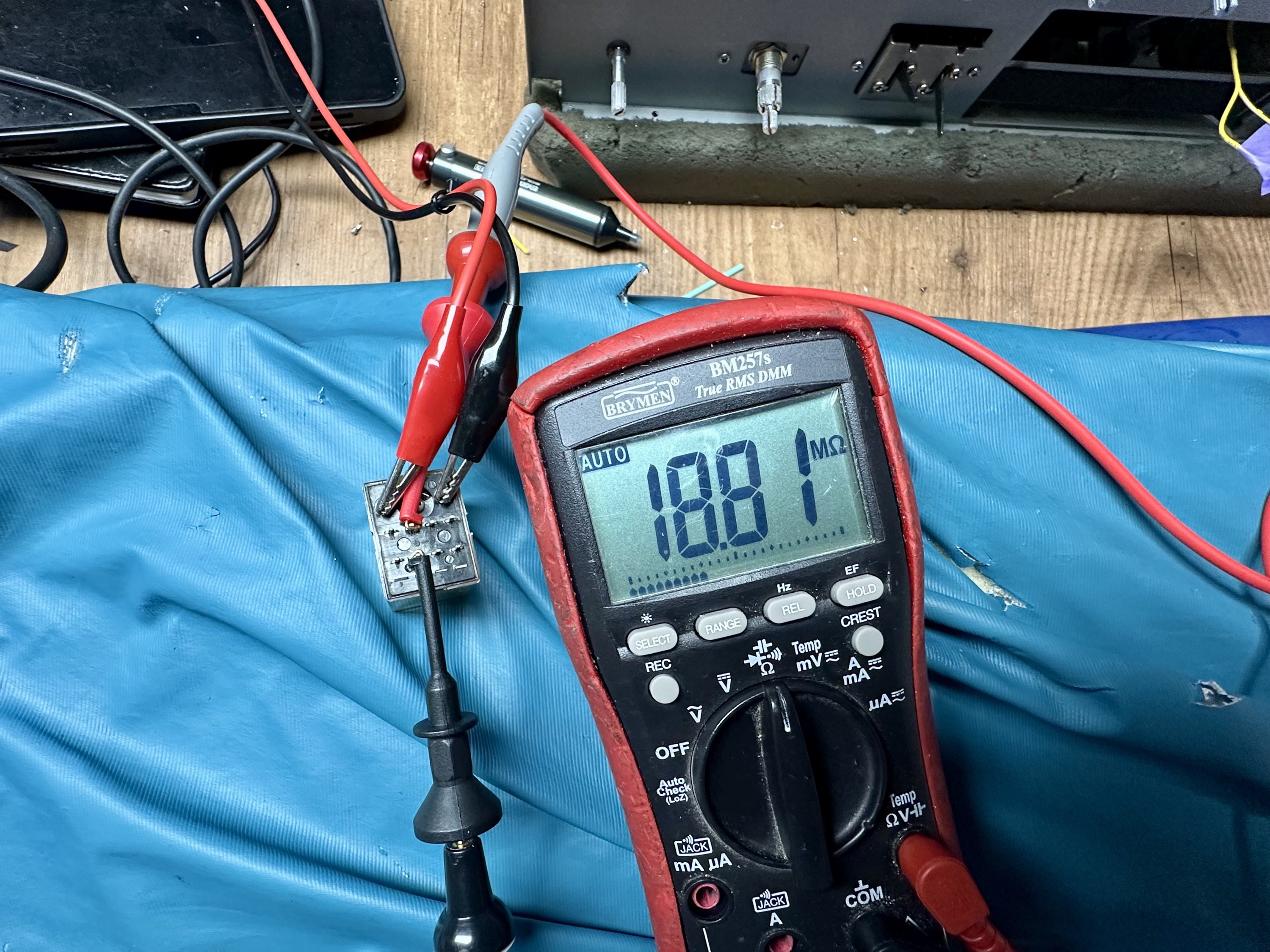 Relais van Akai AM-2800 heeft extreem hoge overgangsweerstand