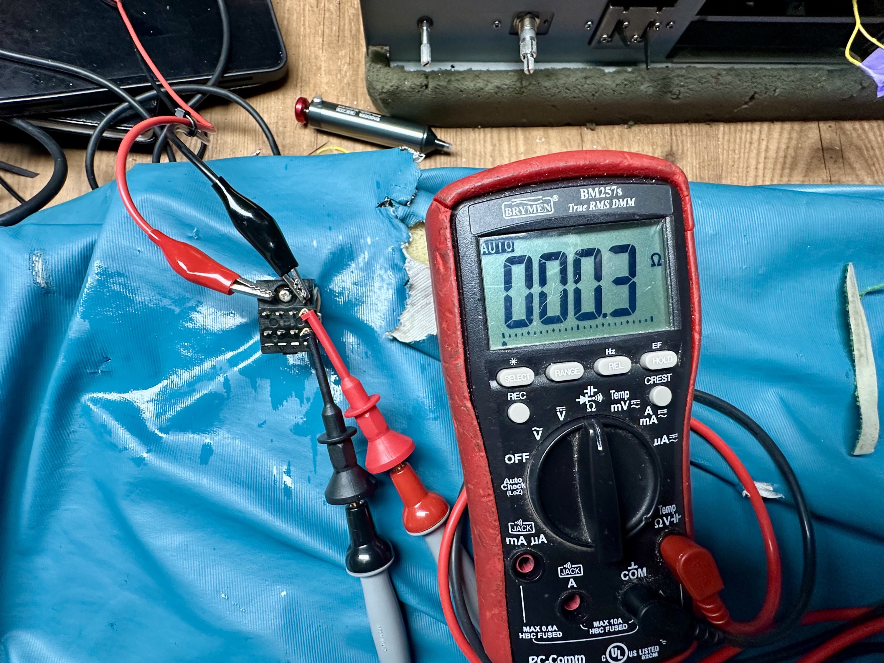 Relais van Akai AM-2800 gereinigd en nu lage overgangsweerstand