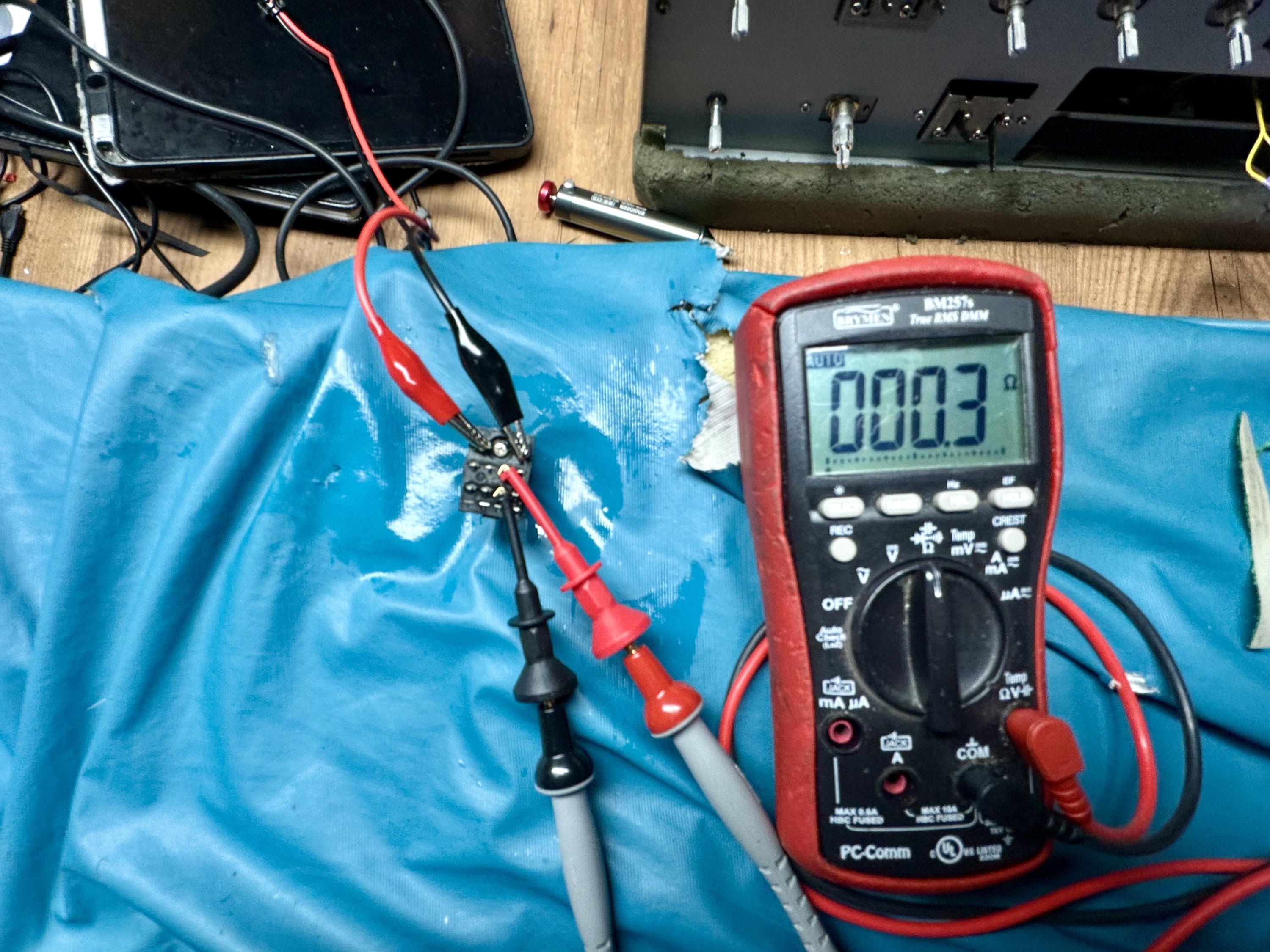 Relais van Akai AM-2800 gereinigd en nu lage overgangsweerstand