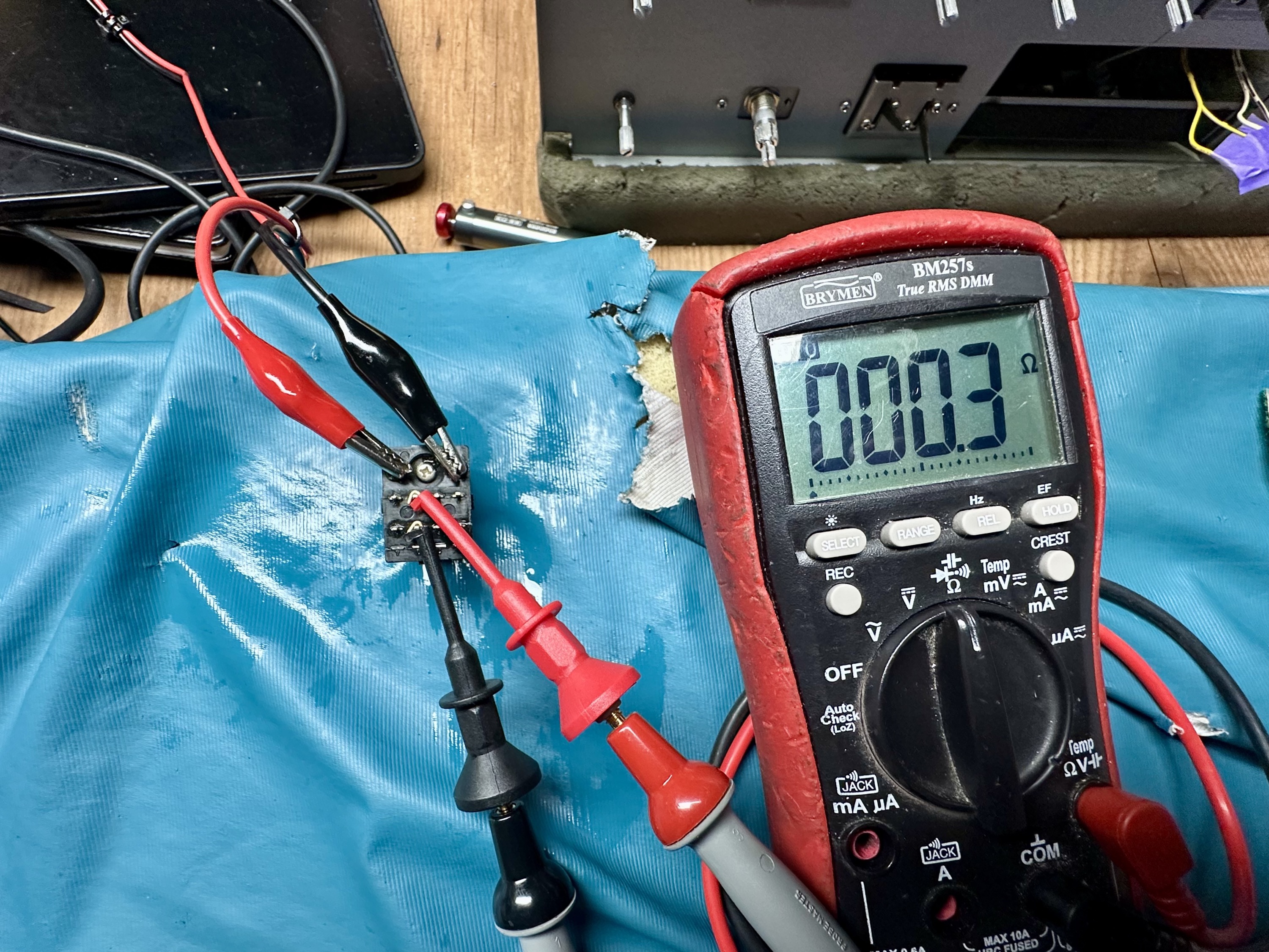 Relais van Akai AM-2800 gereinigd en nu lage overgangsweerstand