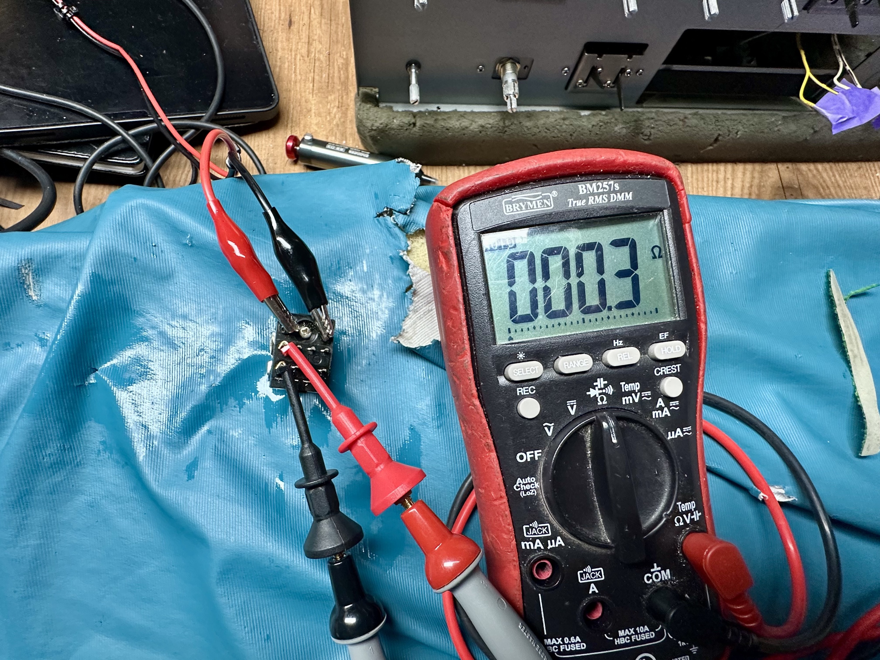Relais van Akai AM-2800 gereinigd en nu lage overgangsweerstand