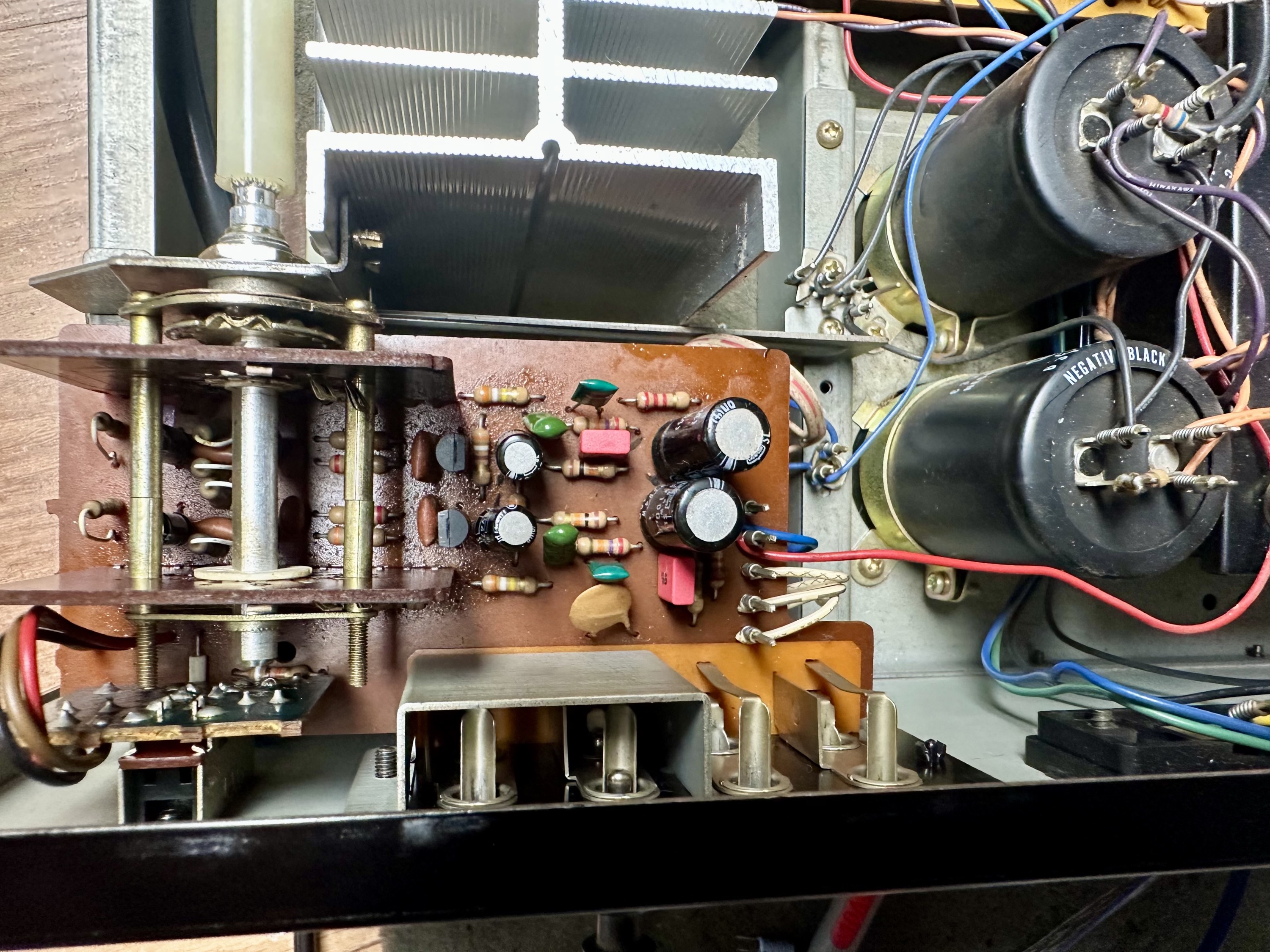 Phono ingang van Akai am-2800 met nieuwe Wima en Panasonic condensatoren