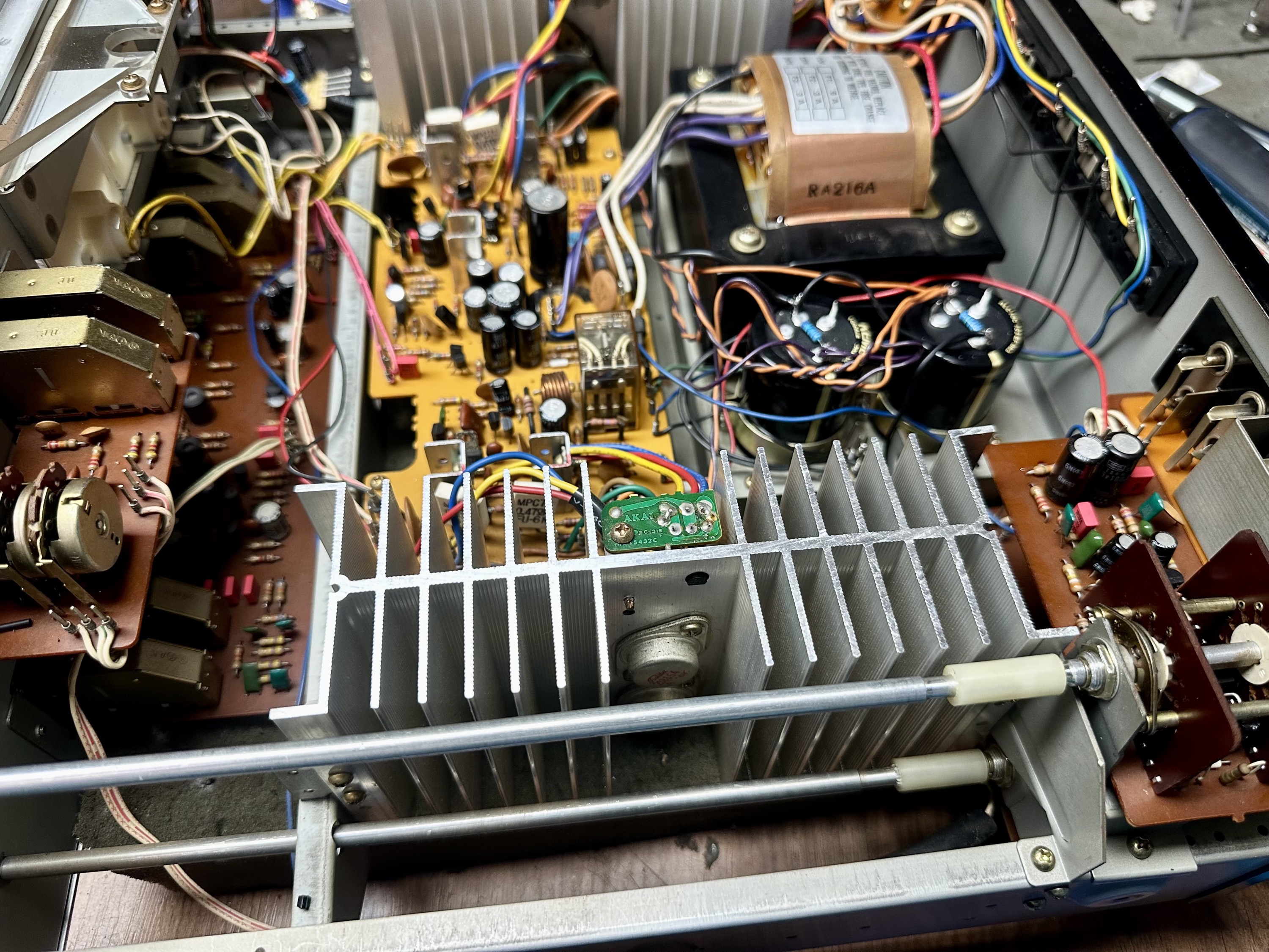 Binnenkant van gerepareerde Akai AM-2800