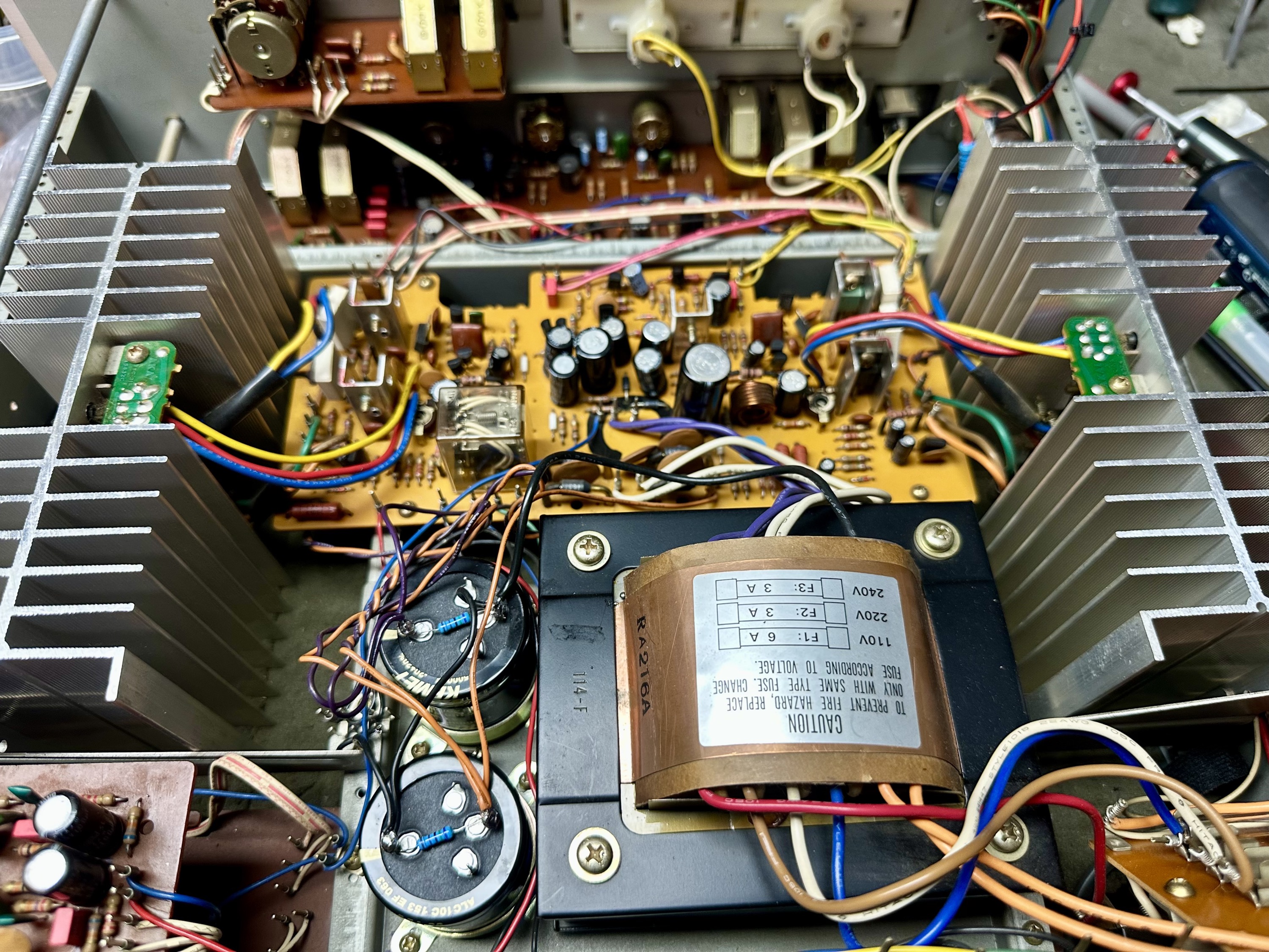 Bovenaanzicht van gerepareerde Akai AM-2800