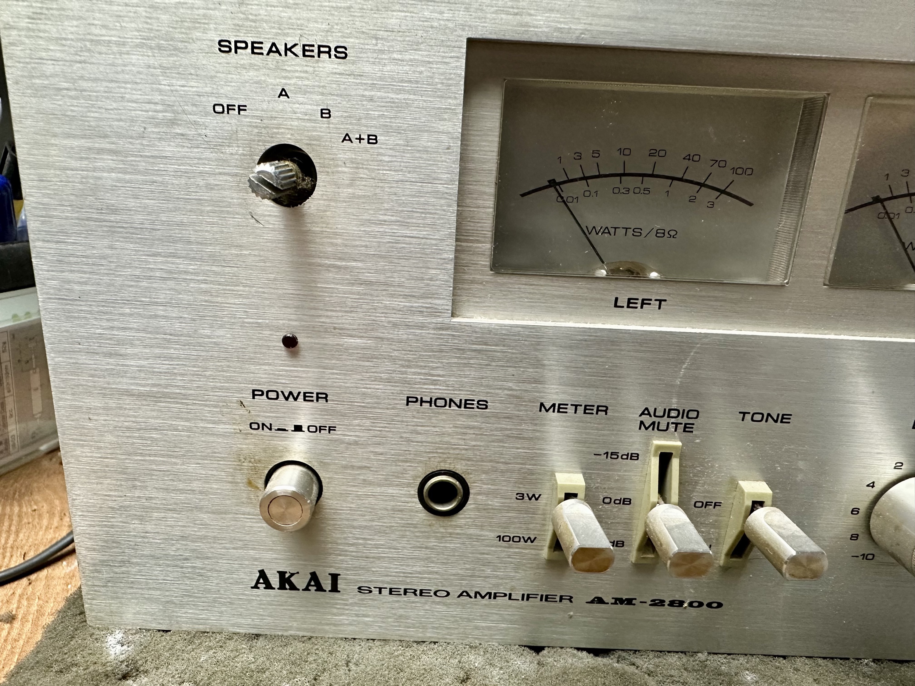 Akai AM-2800 in slechte staat.