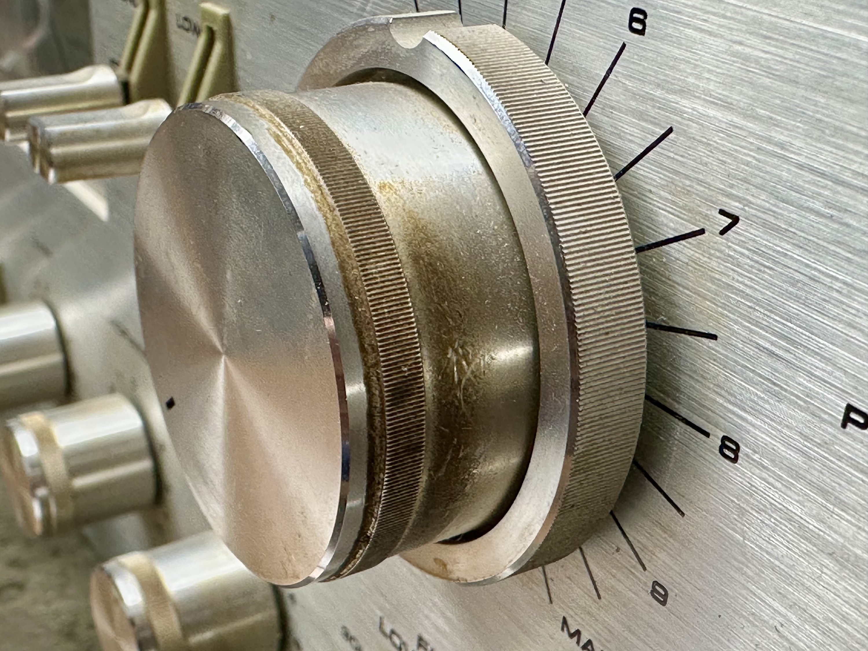 Volume- en balans knoppen ban Akai AM-2800 zijn erg vies