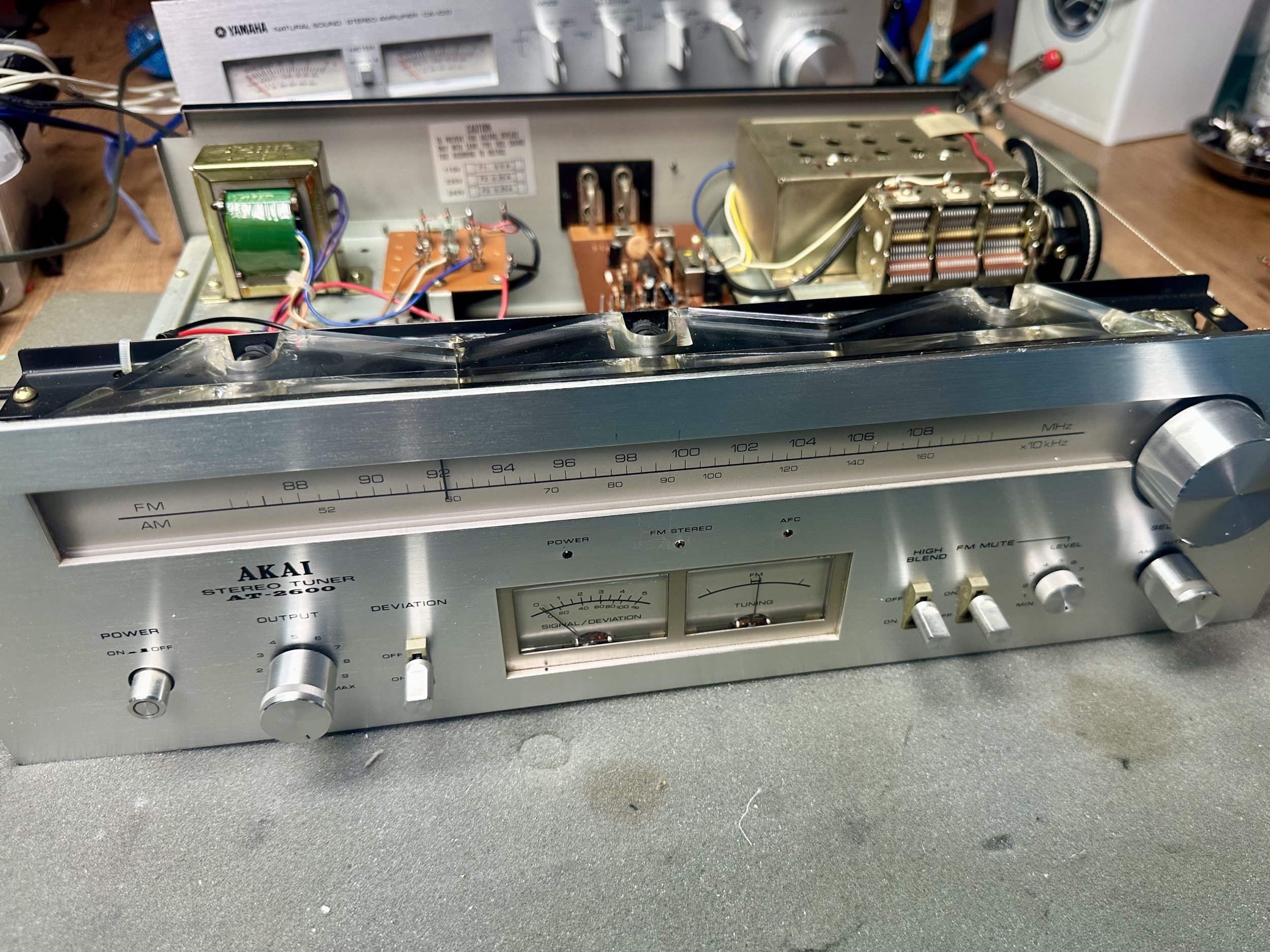 Akai tuner open ter reparatie. AT-2600