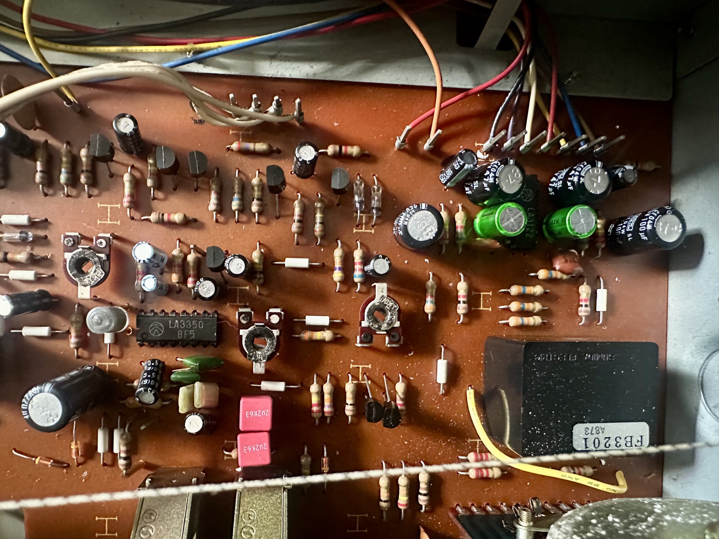 Nieuwe koppelcondensatoren voor Akai tuner