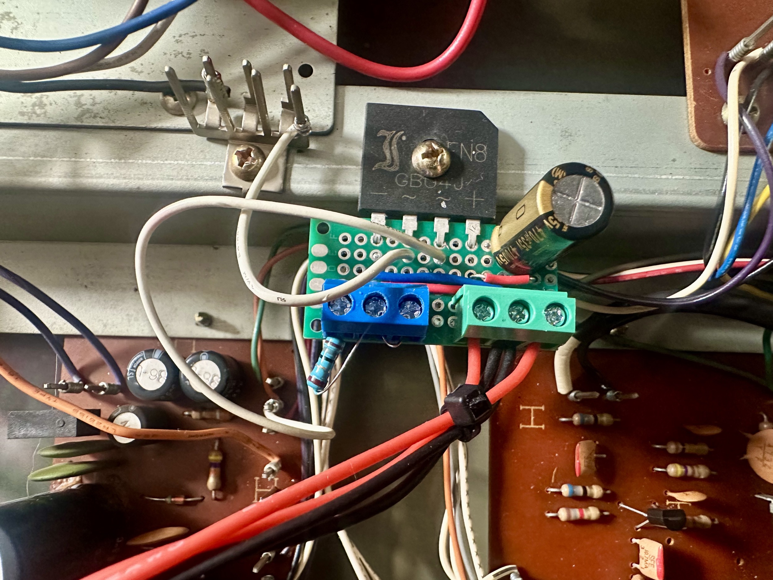 Led strip aansturing met voorschakelweerstand.