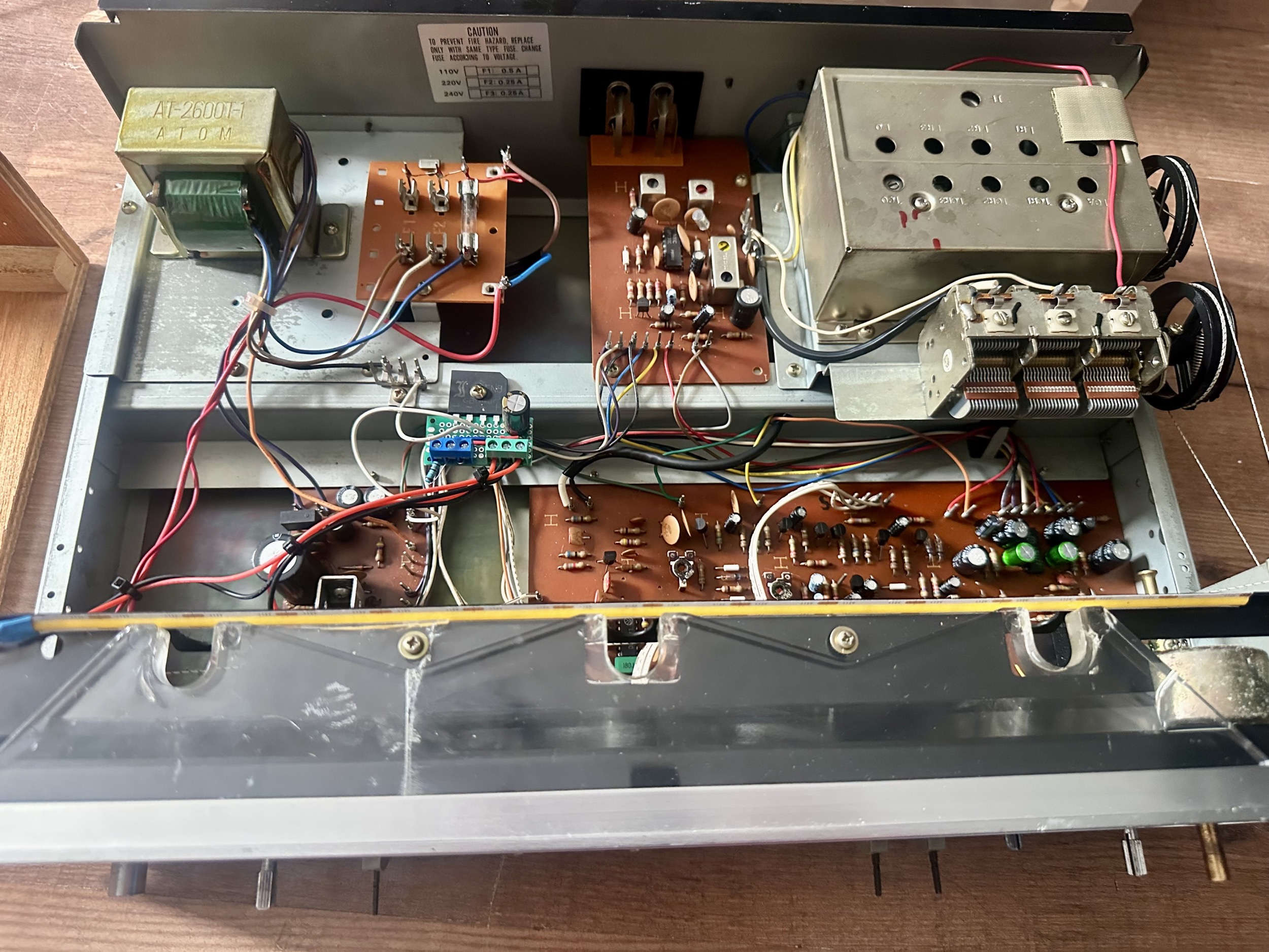 Nieuwe led verlichting in Akai AT-2600 tuner