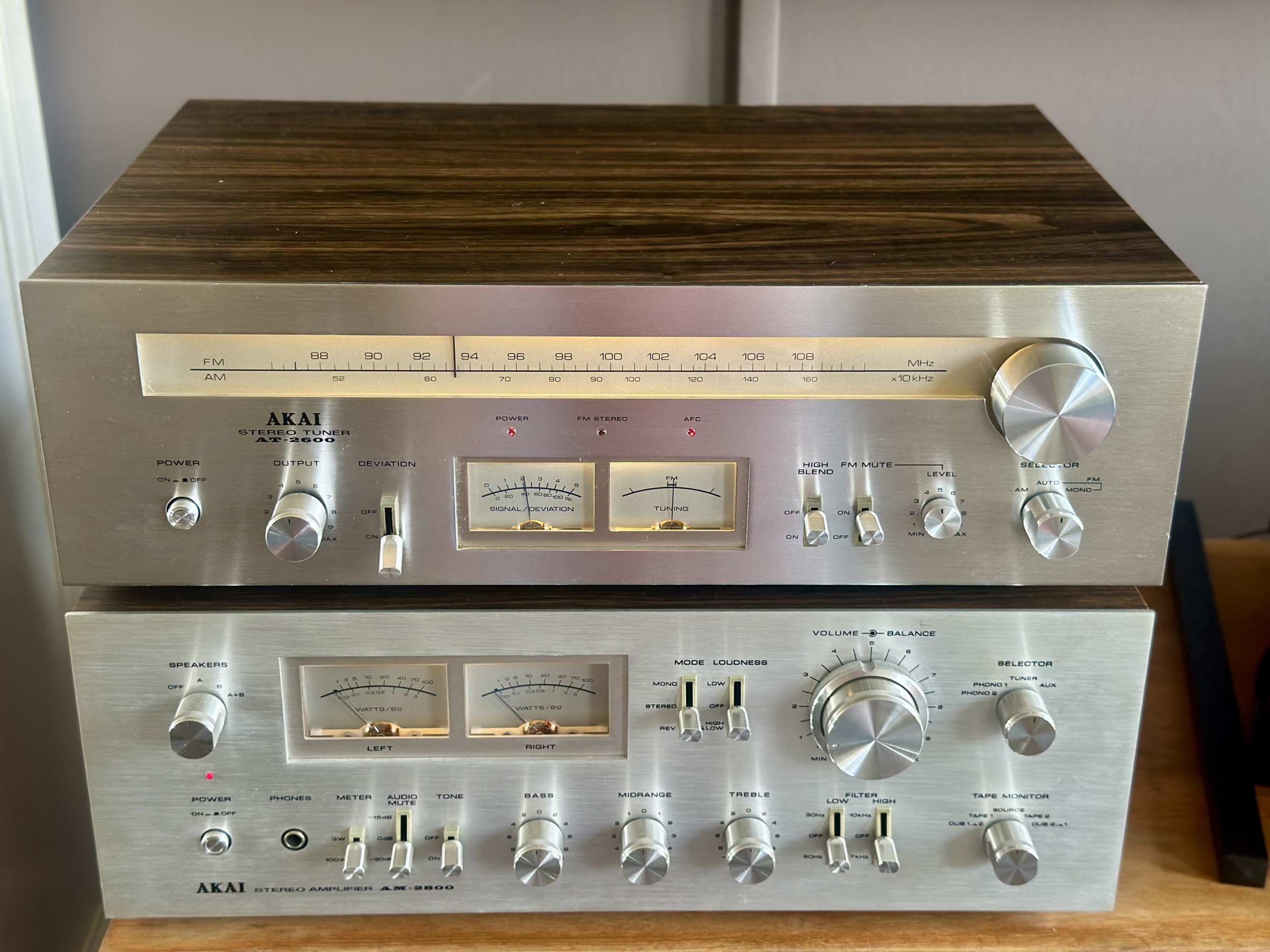 Verlichting in Akai AT-2600 tuner en AM-2800 versterker