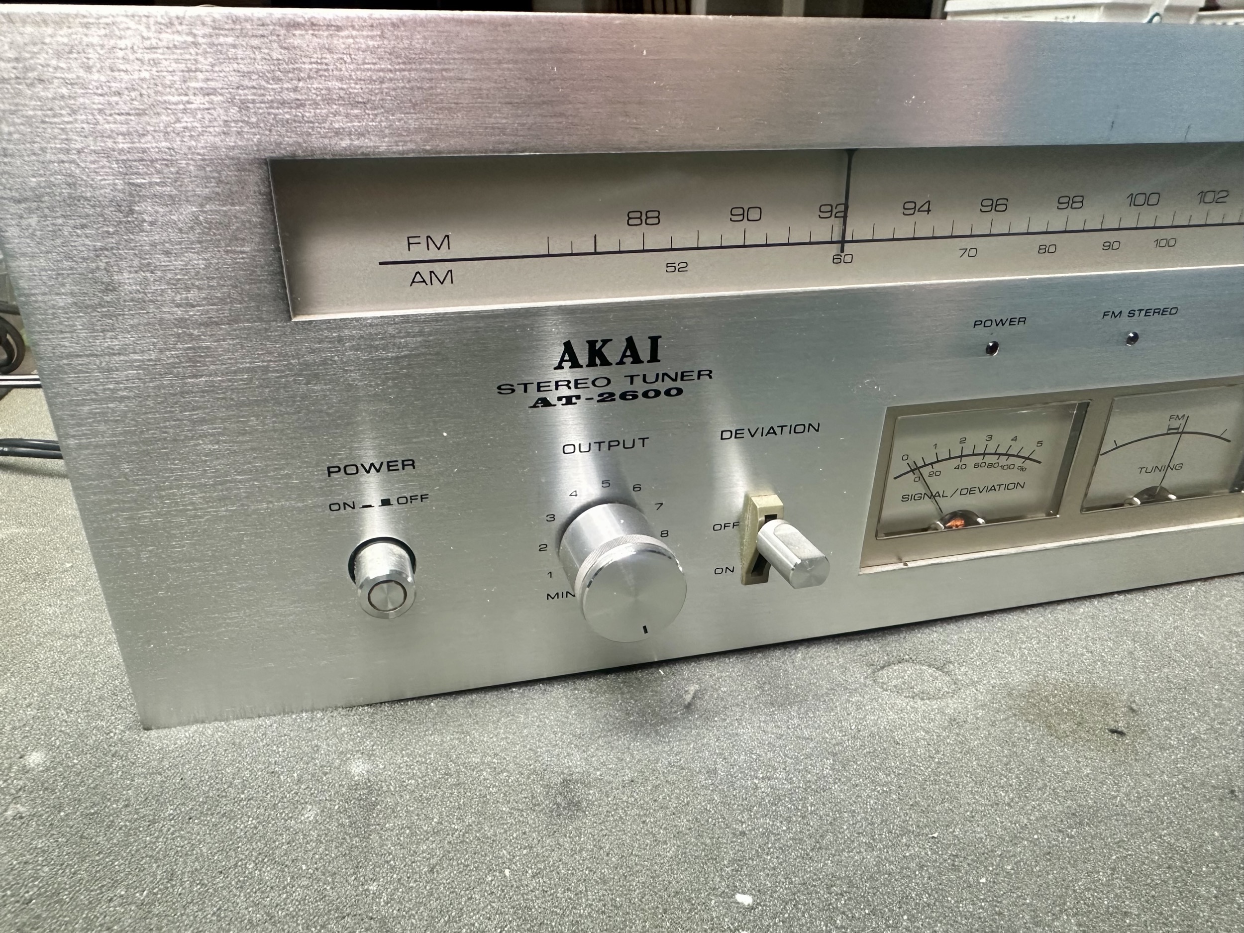 Front van een Akai AT-2600 tuner