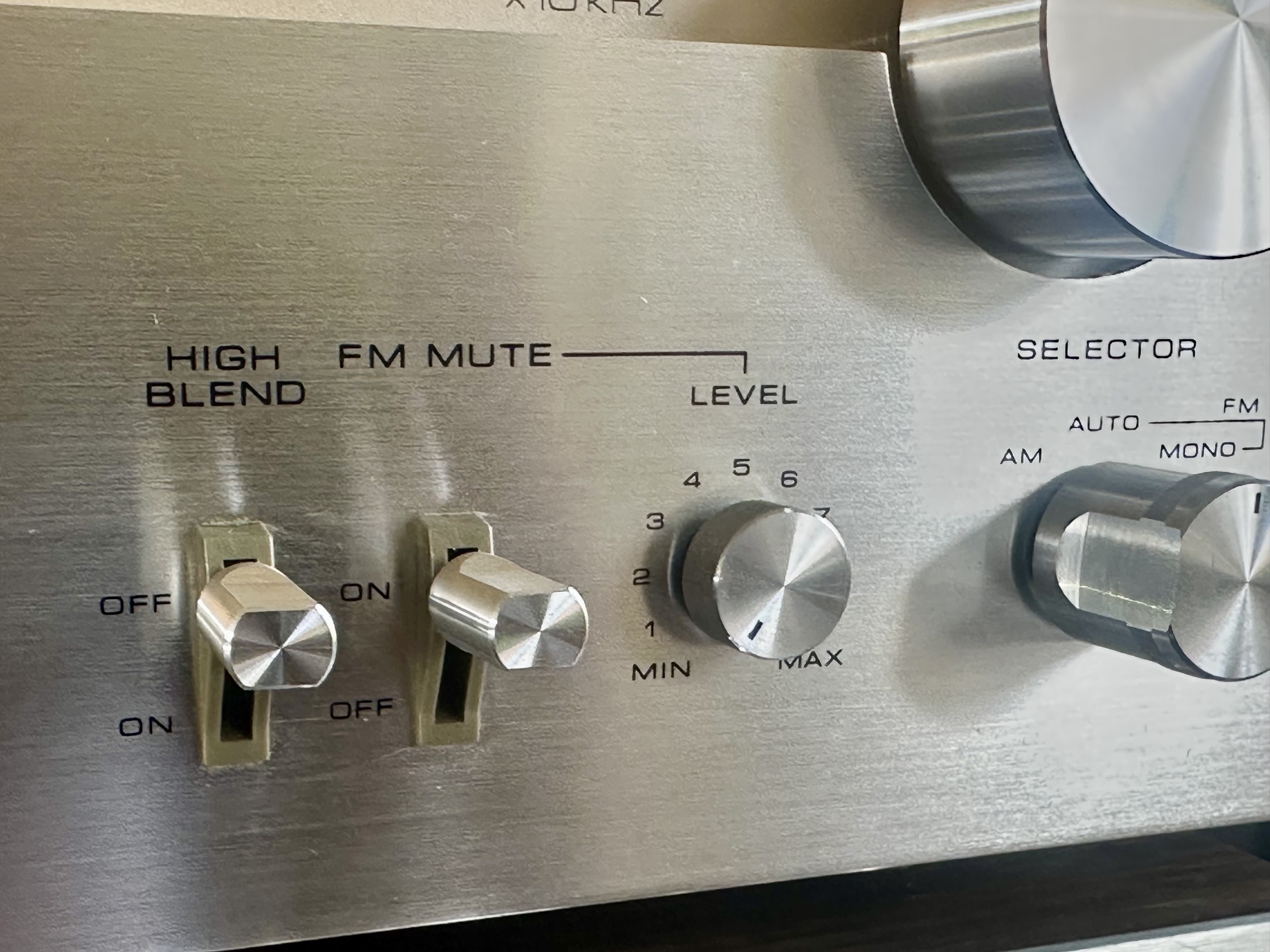 Design knoppen van Akai AT-2600 tuner