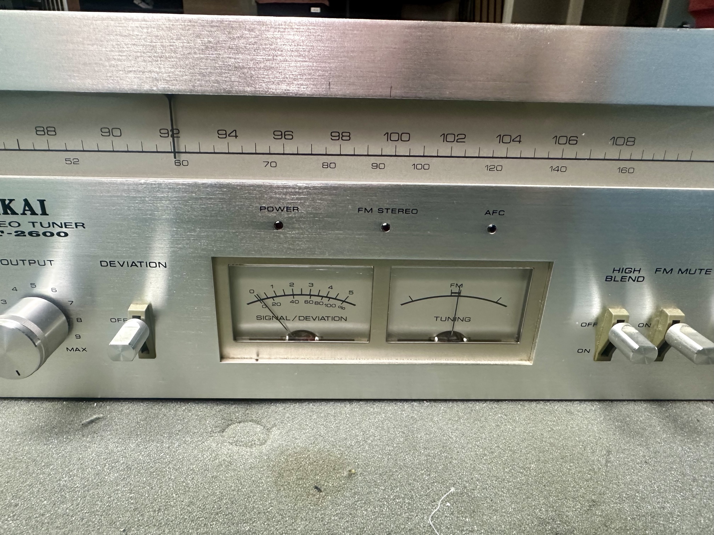 Front van een Akai AT-2600 tuner