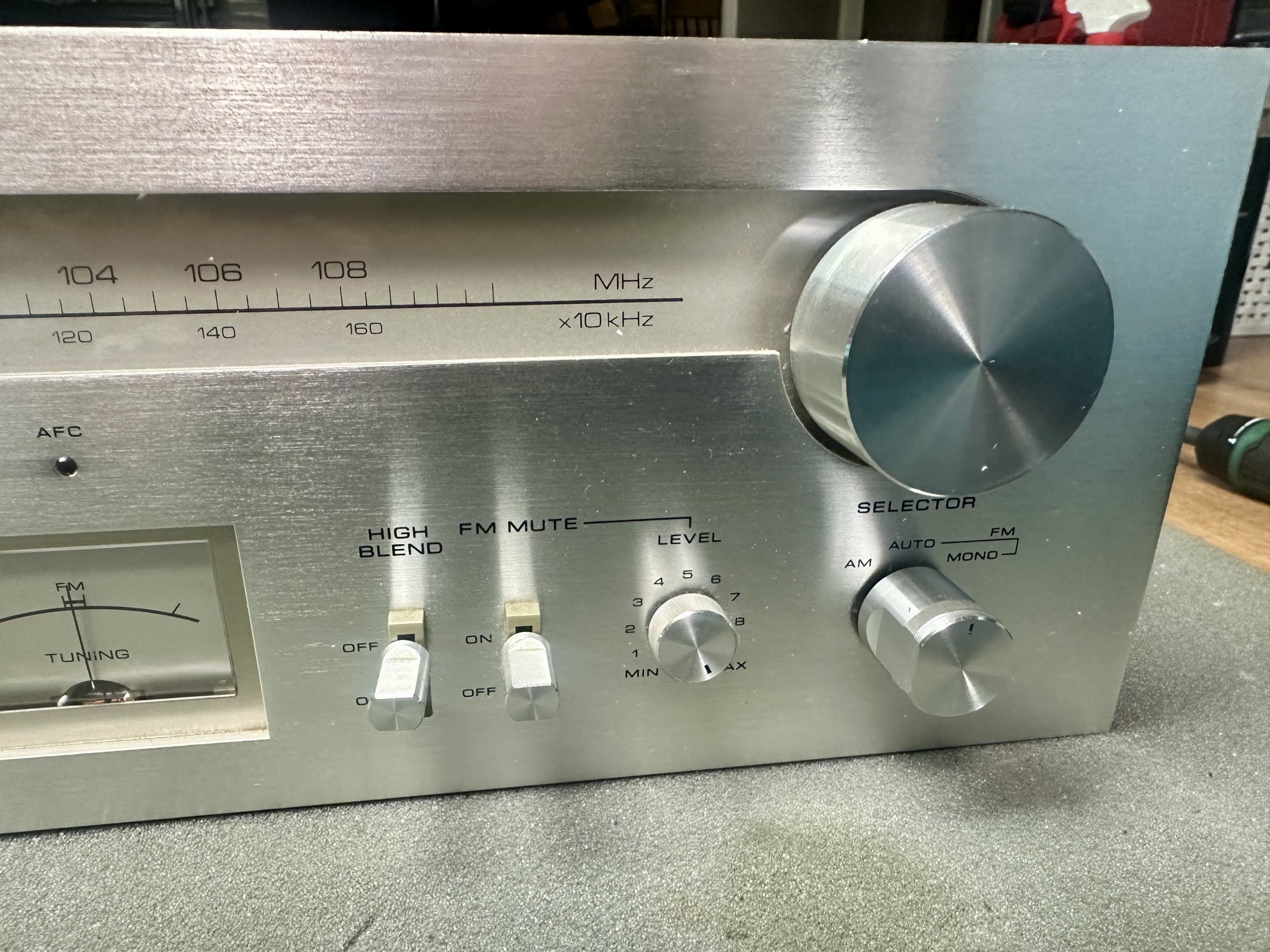 Front van een Akai AT-2600 tuner