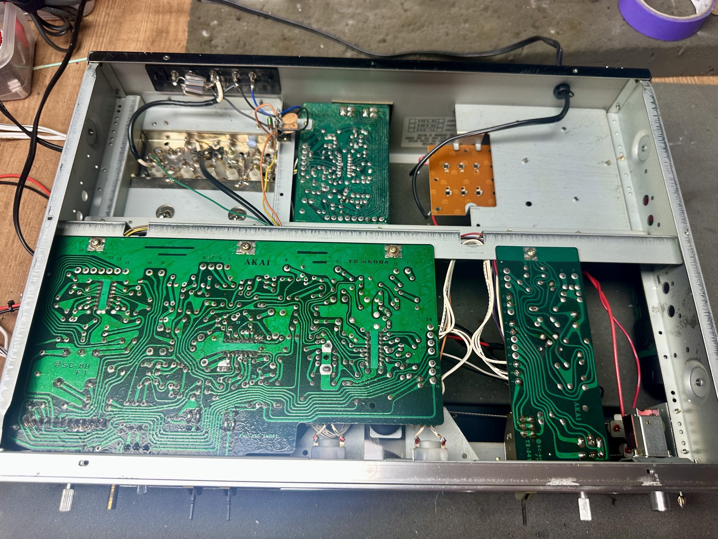 Onderkant van Akai AT-2600 tuner