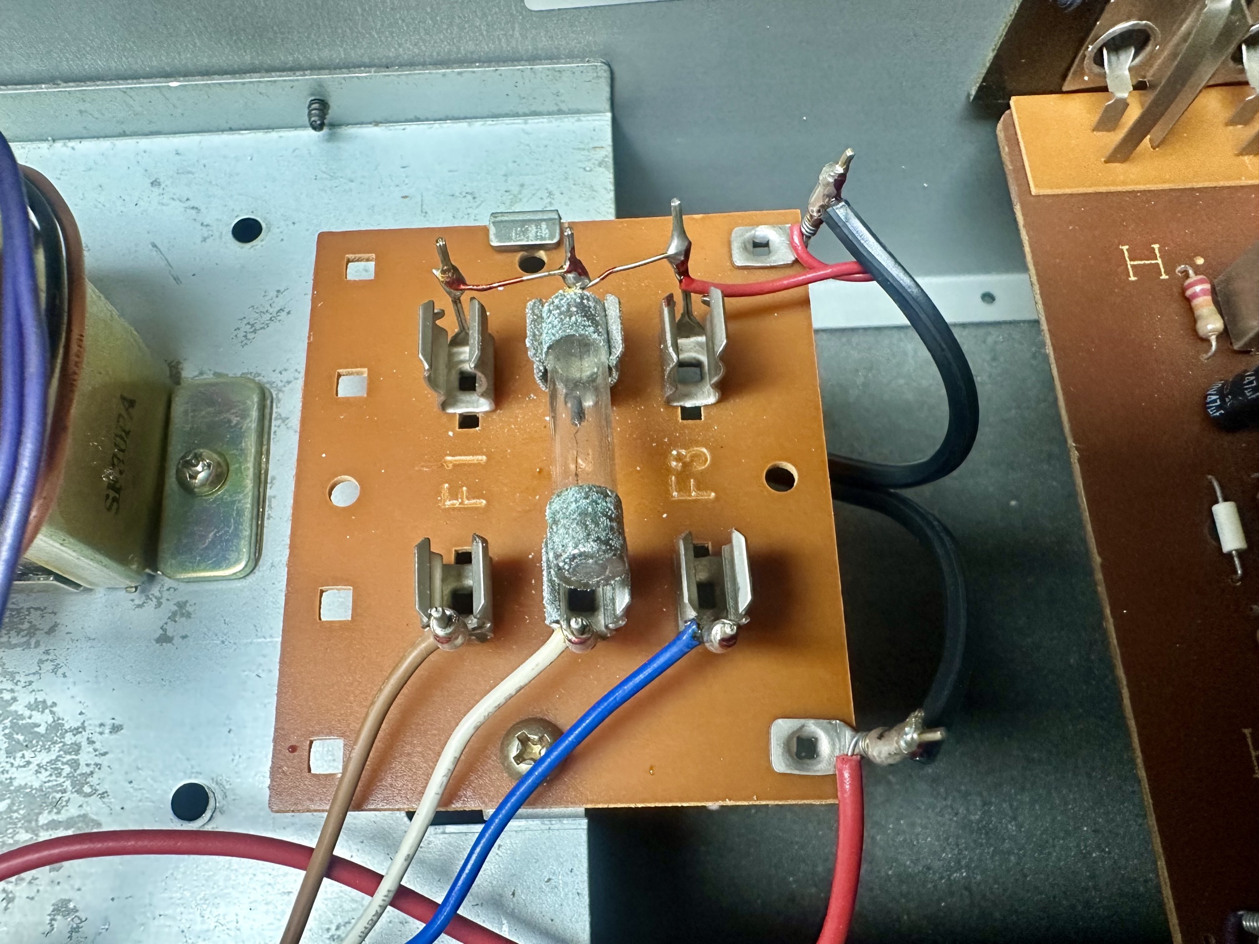 Geoxideerde zekering van Akai AT-2600 tuner