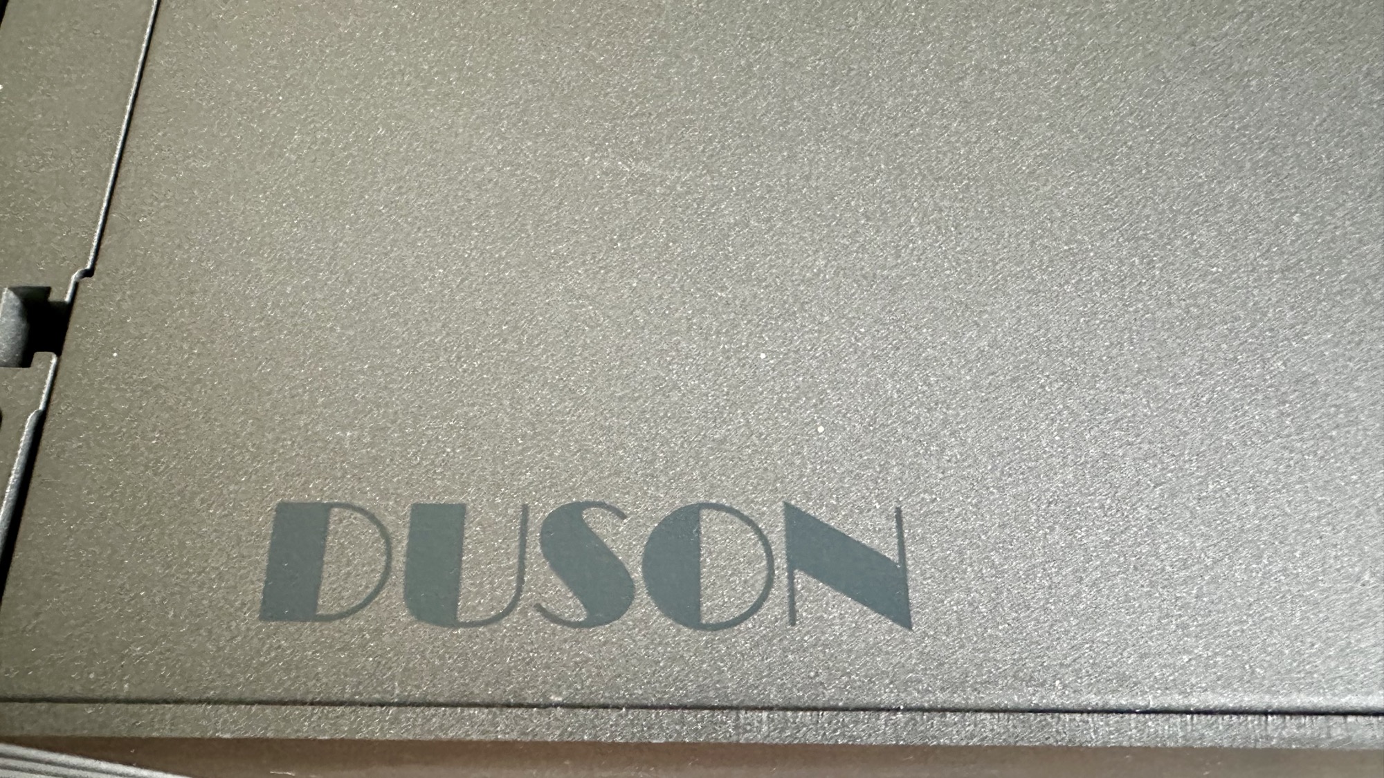 Logo op de DUSON A 10 versterker