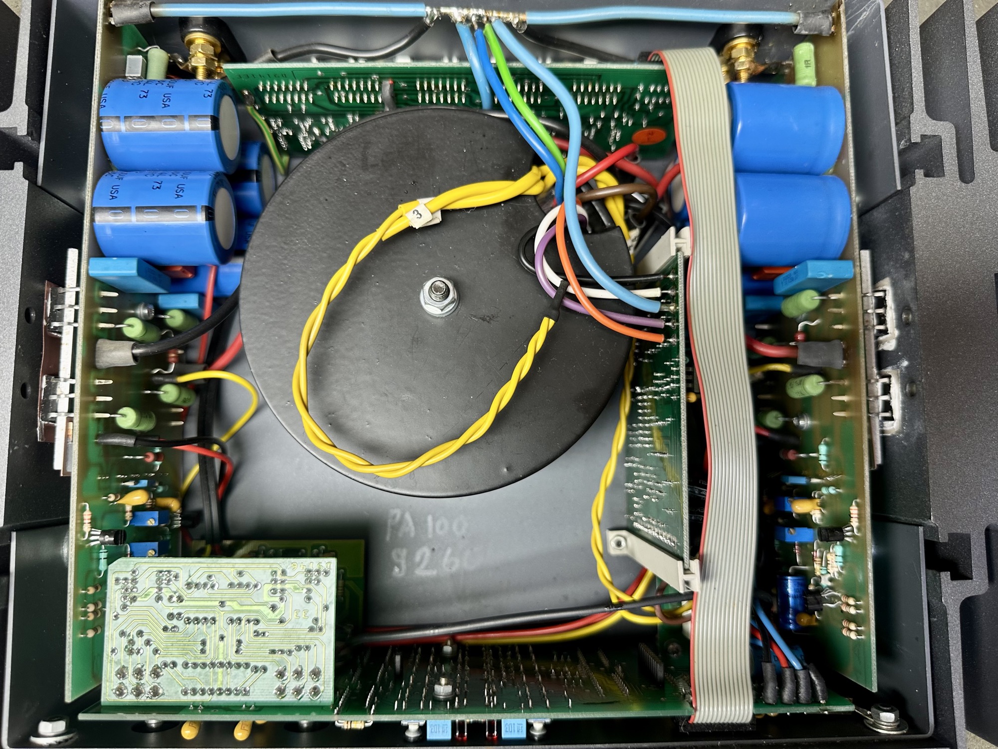 Bovenaanzicht Duson PA 100 versterker open ter reparatie